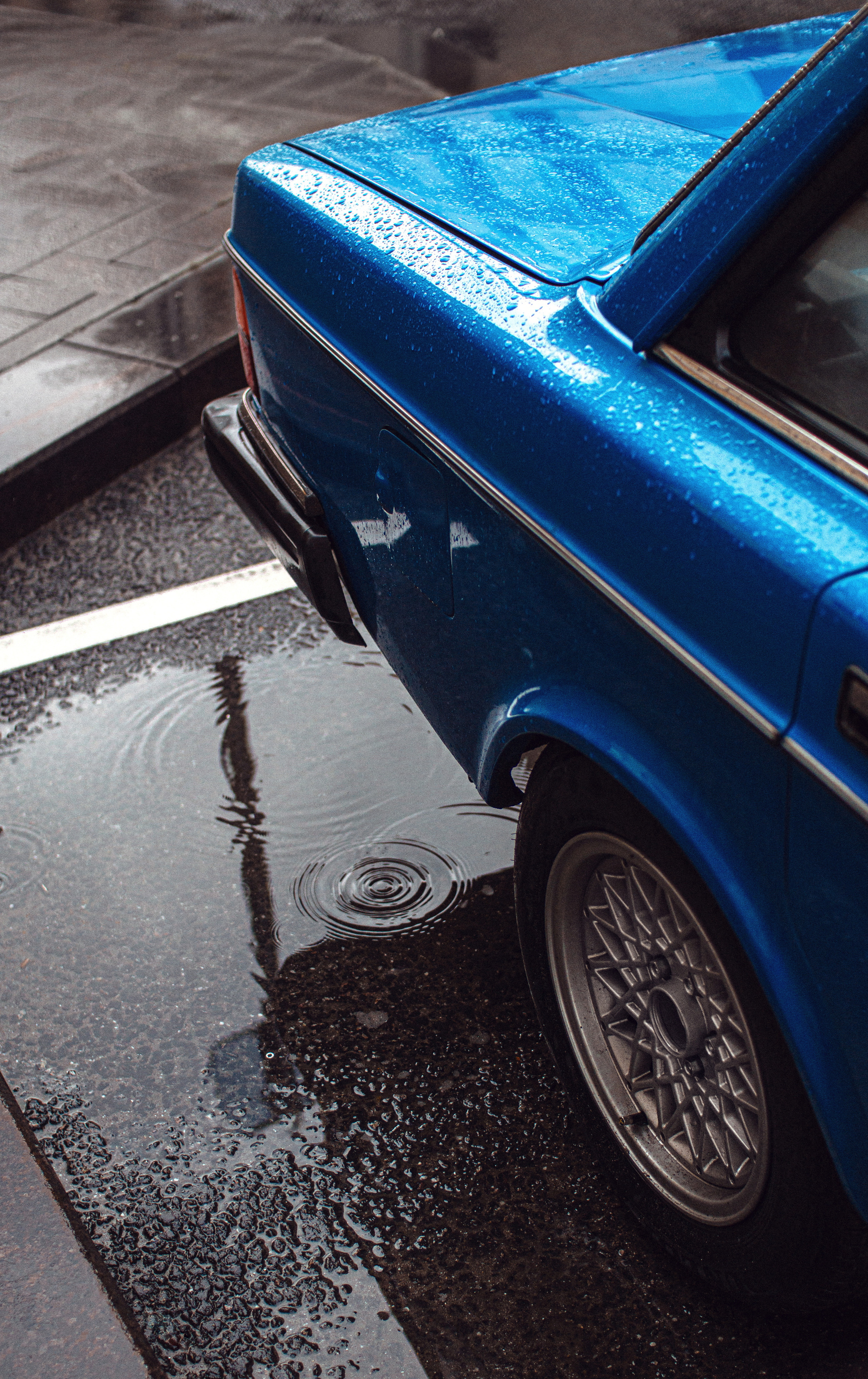 Volvo 240 стоит на улицах Москвы возле красивых домов. Жуков Илья свадебный фотограф в Москве