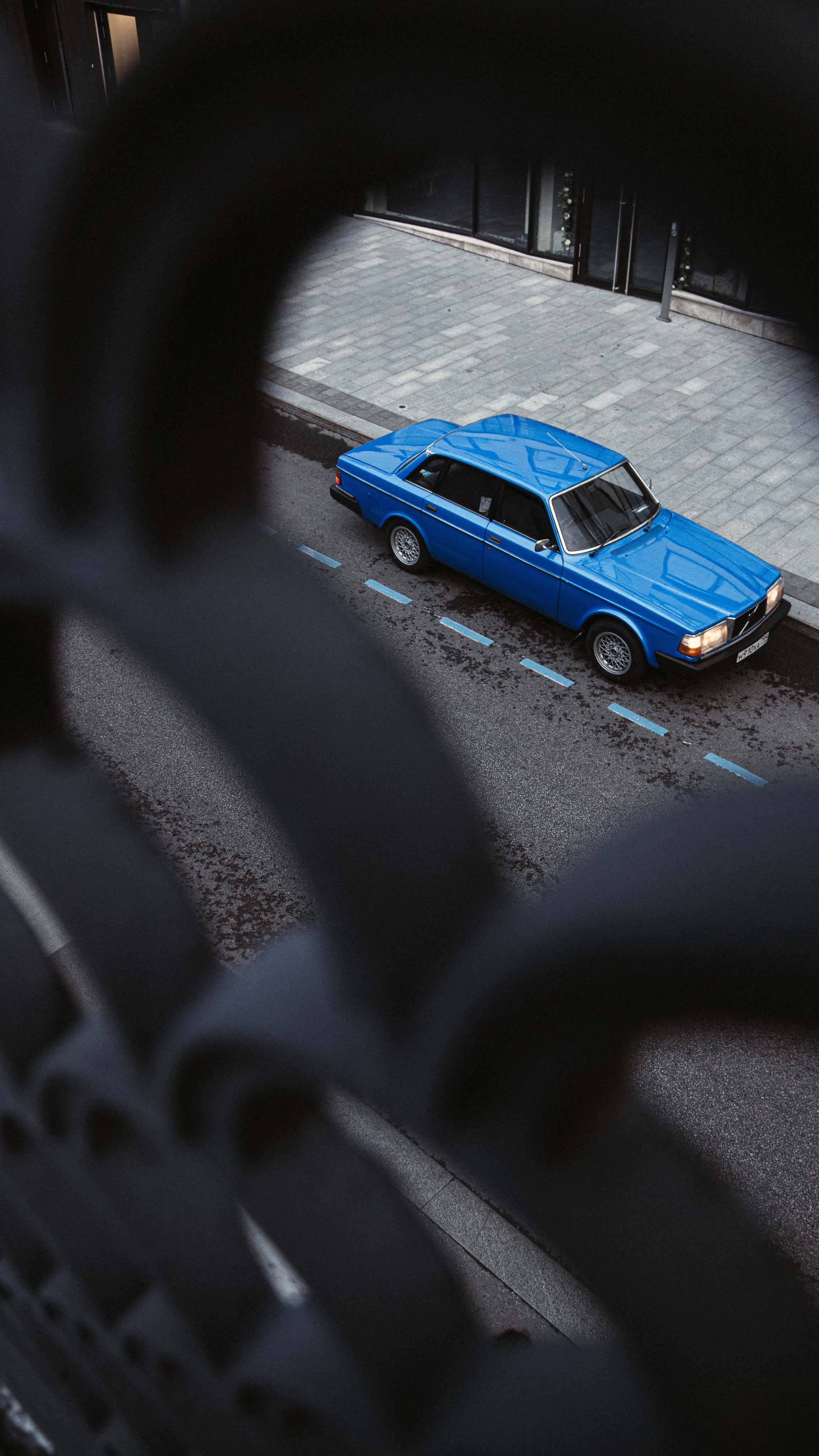 Volvo 240 стоит на улицах Москвы возле красивых домов. Жуков Илья свадебный фотограф в Москве