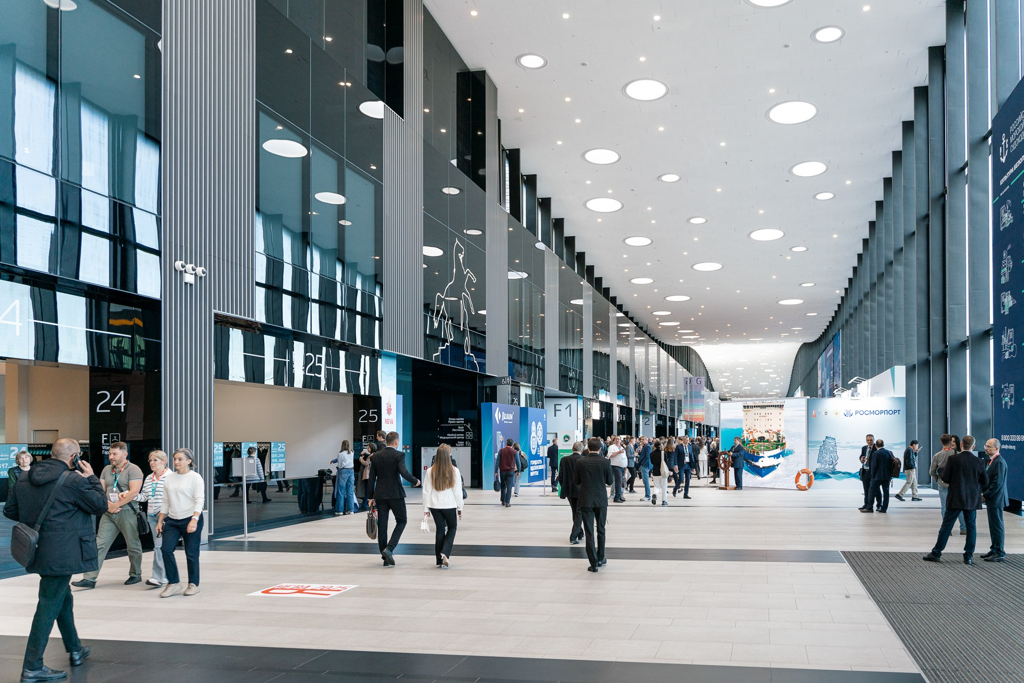 Репортажная съёмка выставки в Санкт-Петербурге: фотосъёмка стенда КЭАЗ. Деловой портрет и бизнес фотография в Санкт-Петербурге