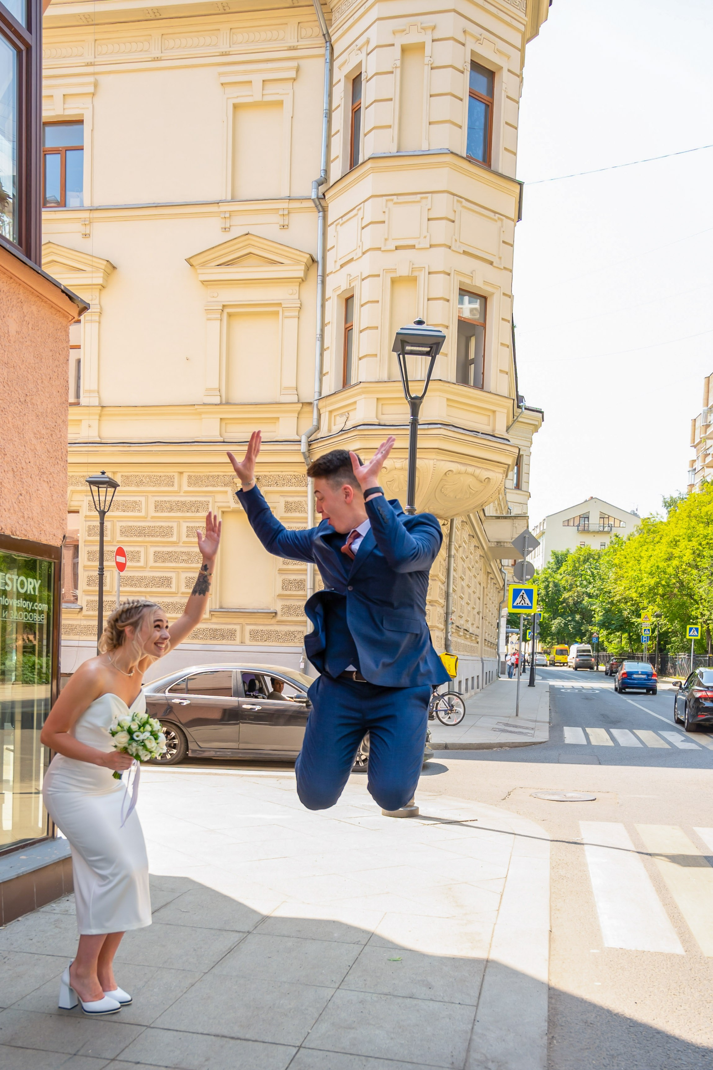 Оптимизация свадебного бюджета по фото и видео - частый вопрос? Фотограф видеограф в одном лице, а платите чуть больше чем за фотографа. Свадебные развлечения на прогулке после Грибоедовского ЗАГСа в Московских двориках