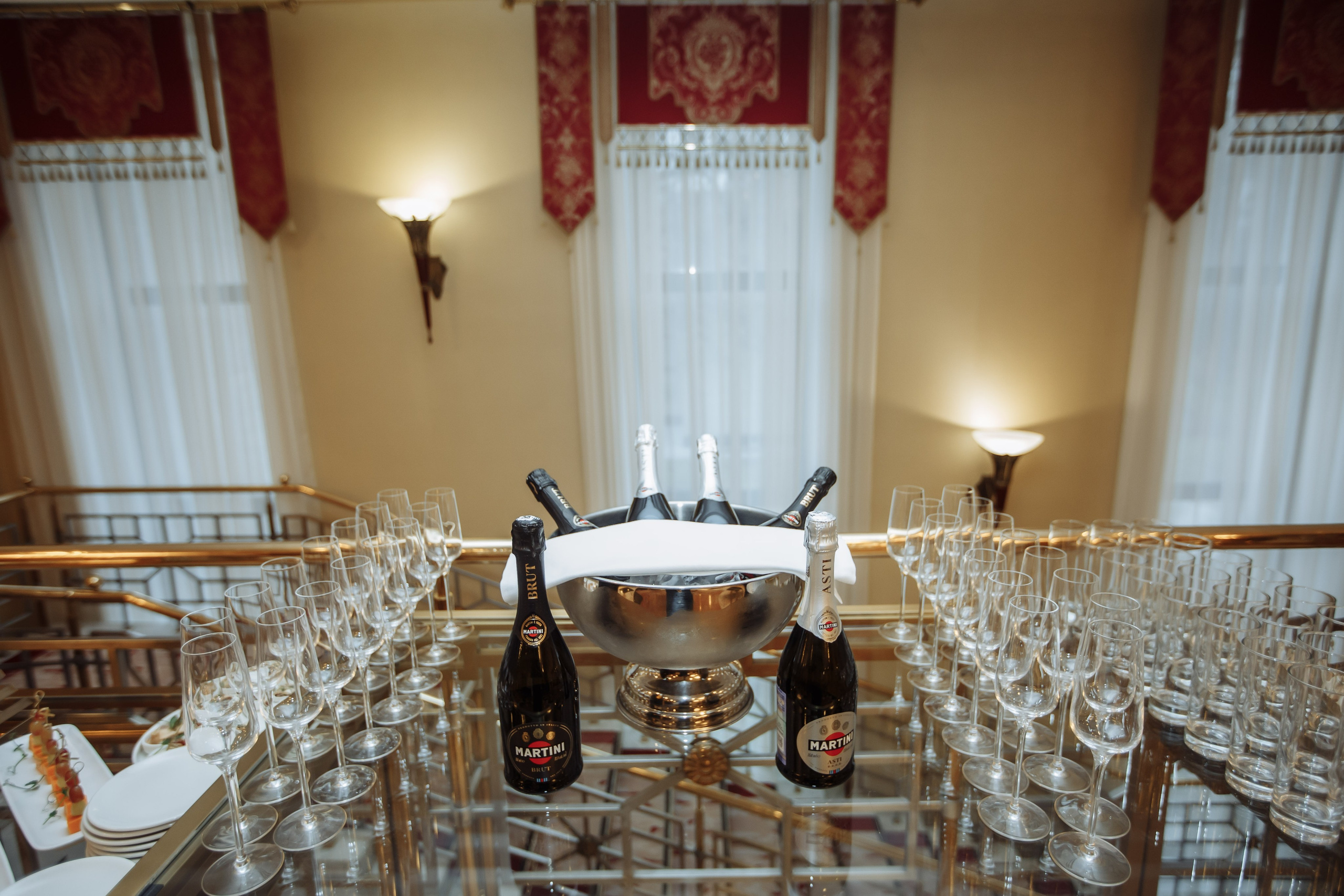 Бокалы с игристым вином, скоро поднимут в честь юбилея, фото и видео на юбилей и ДР заказывают на этом сайте