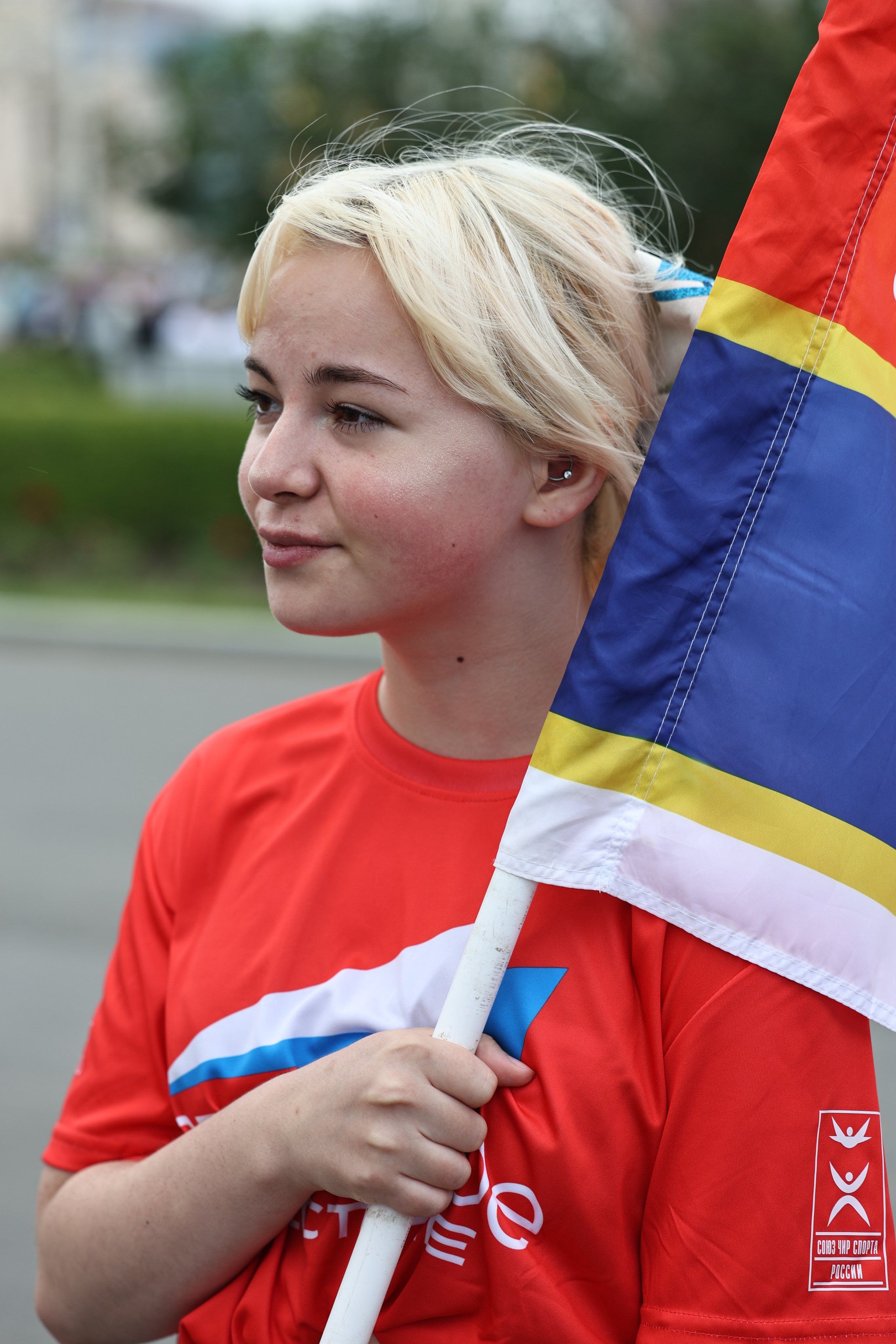 Представительница группы ЧИР на Спортивном шествии на ВДНХ 9 августа 2025