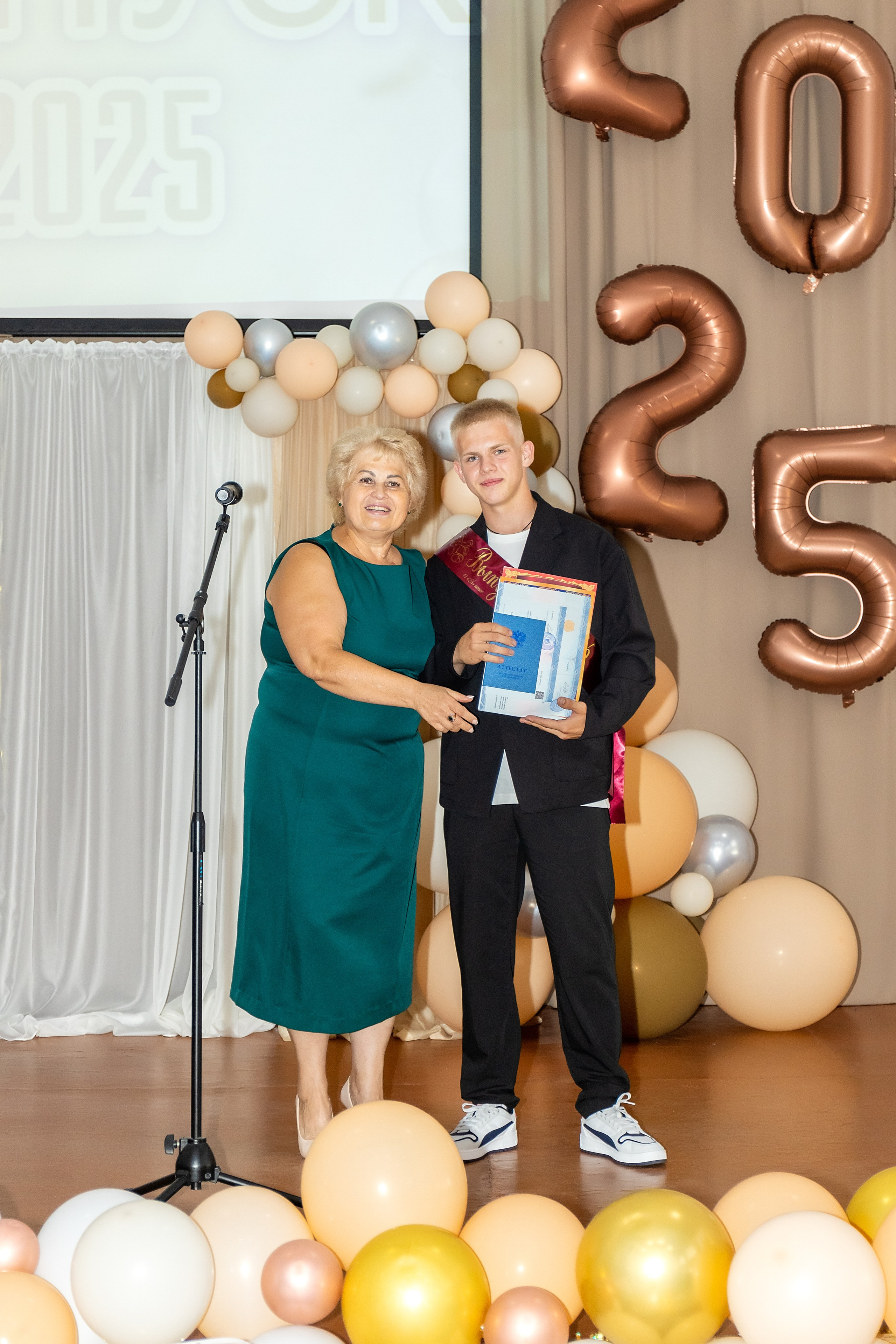 Выпускной. Школа 22, 11 класс. Стильный выпускной альбом Владивосток фотограф Вероника Мигачева