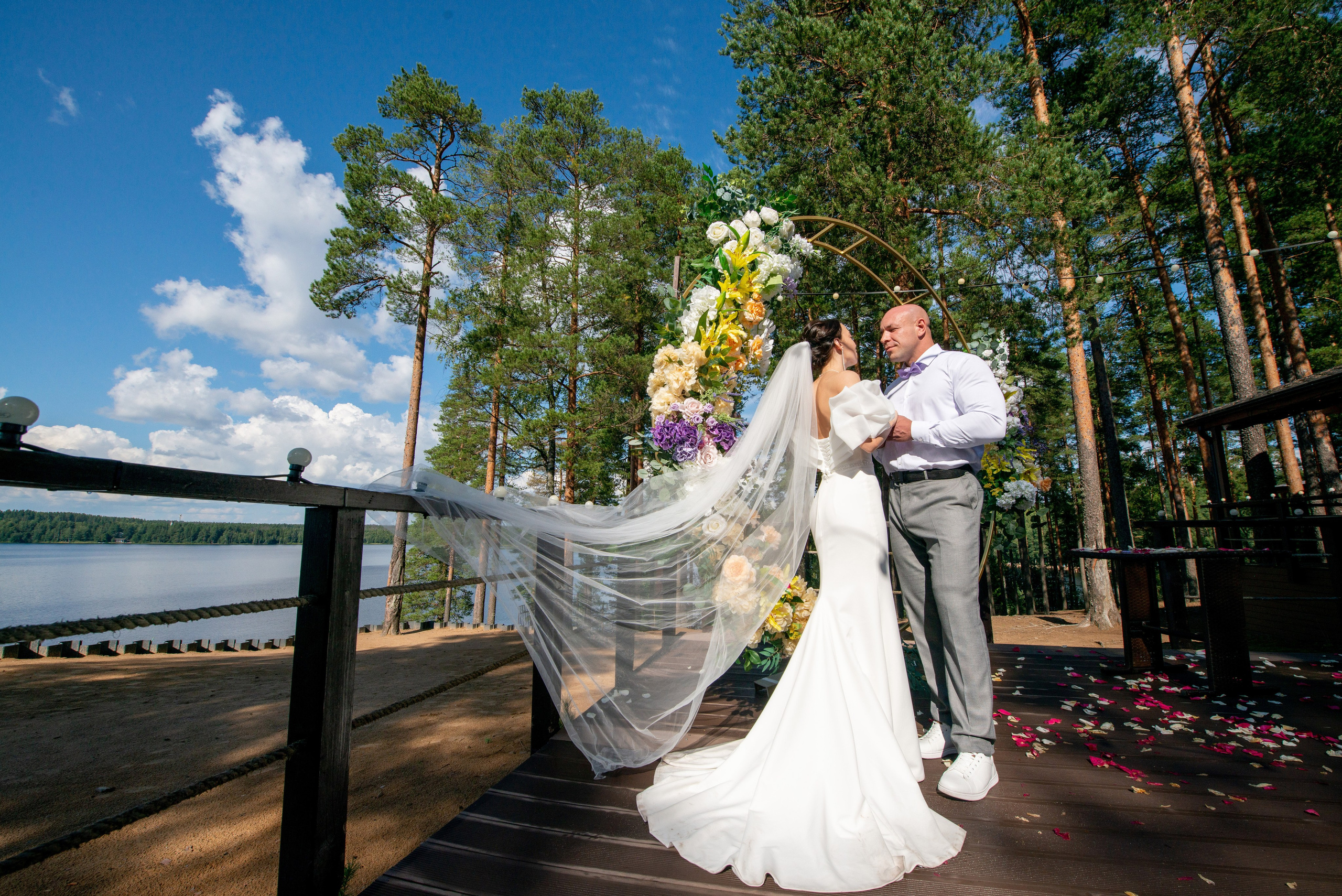 Летняя свадьба В Санкт-Петербурге и красивой выездной регистрацией Даши и Саши. Воздушная свадебная фотосессия в Петербурге. Портретный, семейный и свадебный фотограф в Санкт-Петербурге и в Пушкине Ширяев Денис