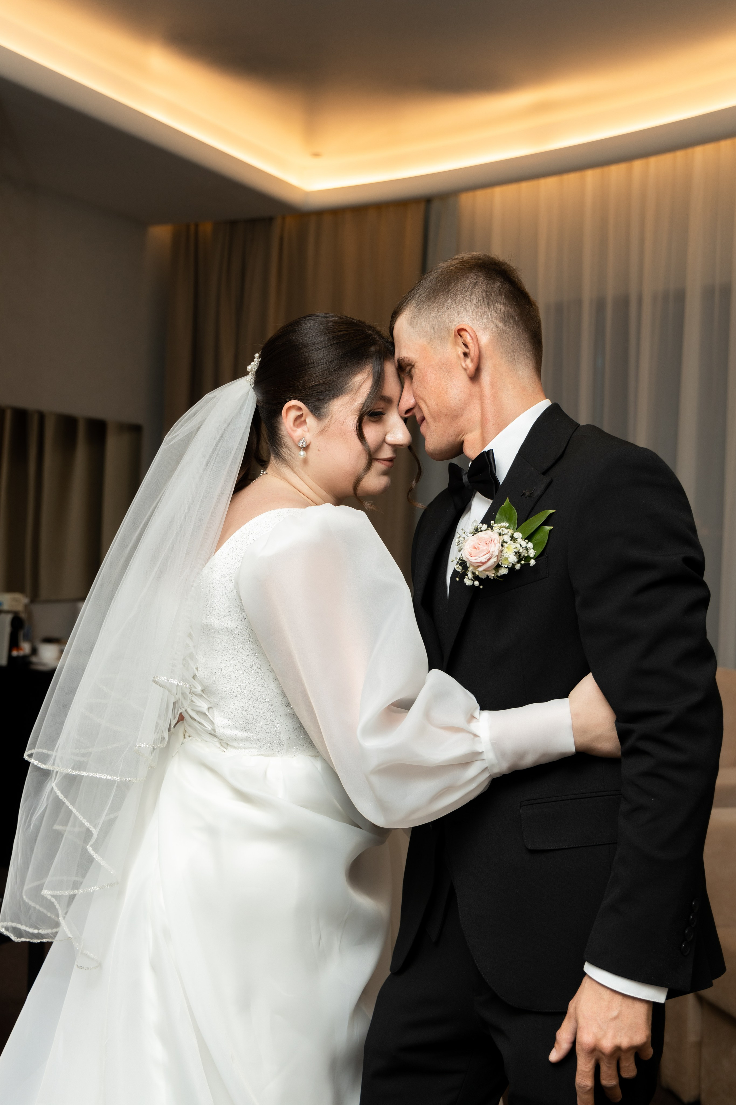 Молодожены обнимаются, в профиль. Свадебная фотосессия Астрахань.