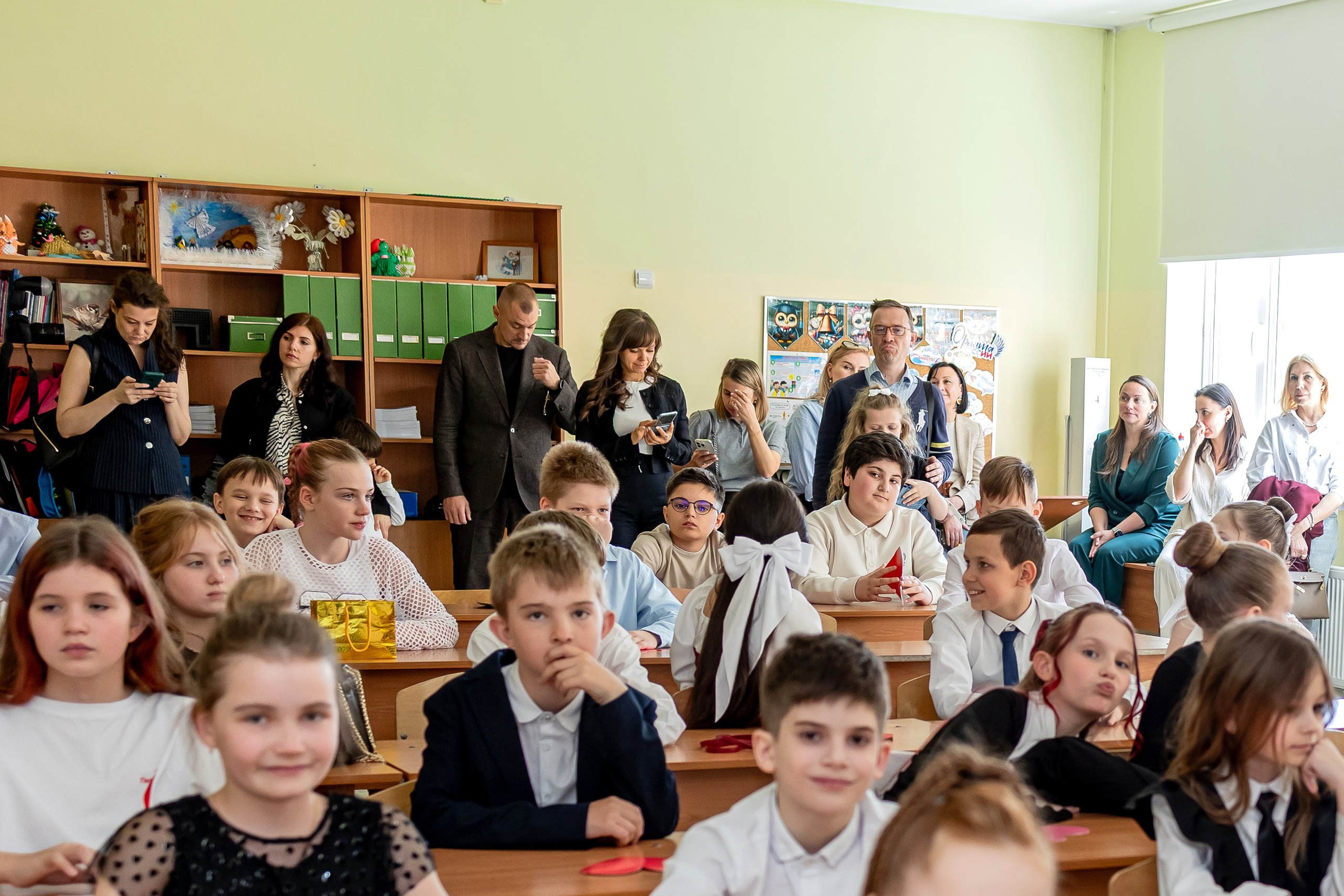 Выпускной в начальной школе в классе. Фотограф и видеограф Москва. Свадебный фотограф, видеограф. Выпускные альбомы. Оживающие альбомы