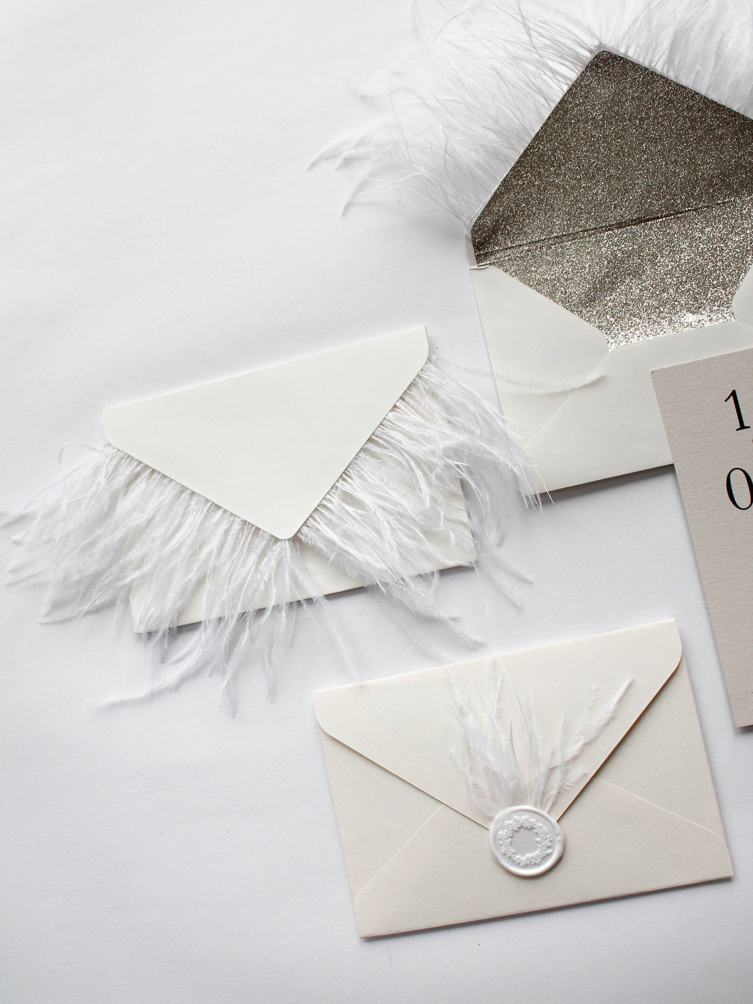 С перьями страуса, от 280 руб. Дизайнер полиграфии в Санкт-Петербурге. Заказать свадебные приглашения, подарочные сертификаты, полиграфию для бизнеса, шелковые ленты