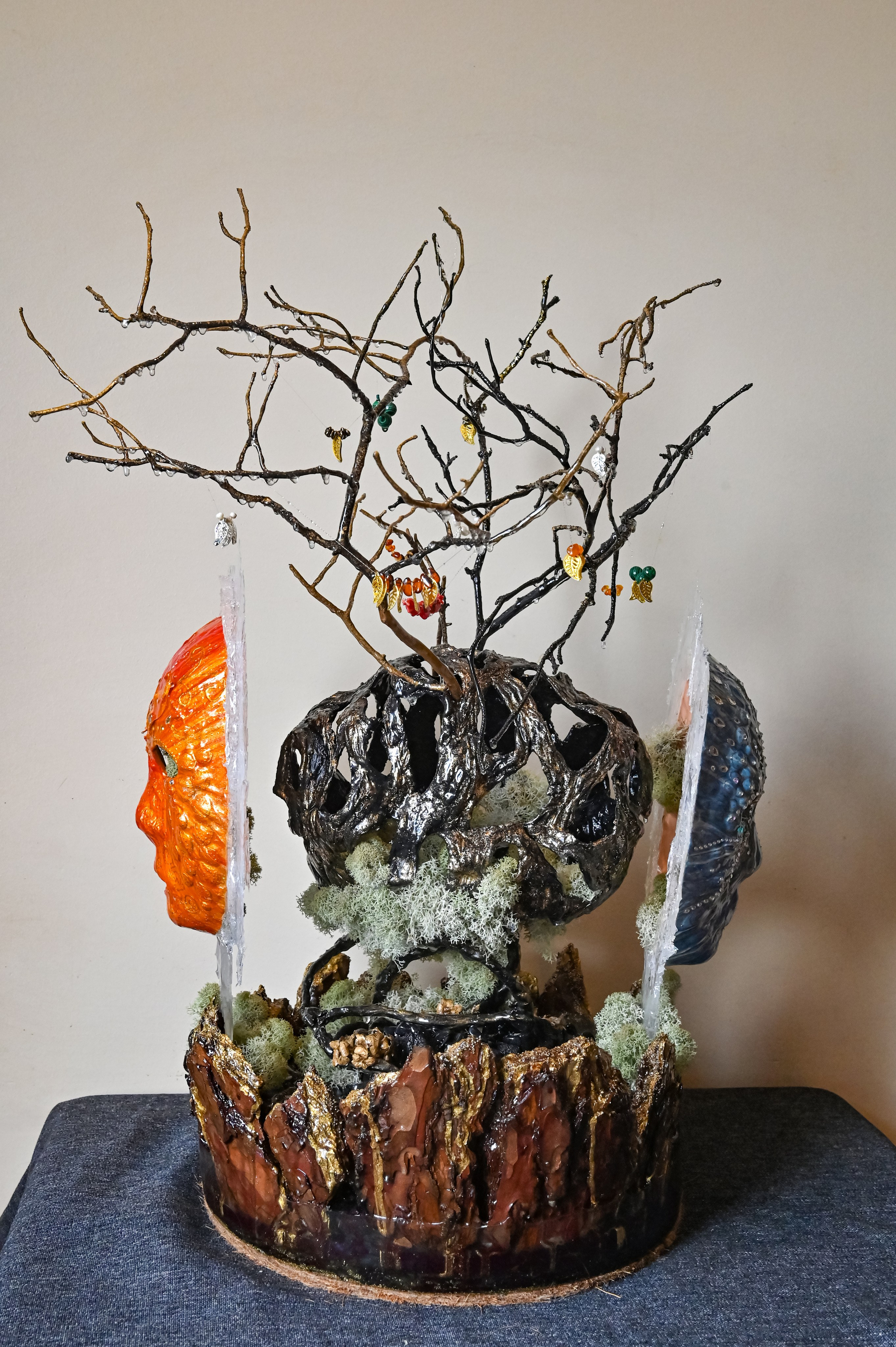 2025г. Размер : 50 см на 70 см, вес 8,65 кг. Материалы - деревянная глина, поталь золото, текстурная декоративная паста, сосновая кора, сосновые ветви, ягель стабилизированный, уголь, галька, пористые декоративные камни, эпоксидная смола. На ветвях натуральный речной жемчуг, бусины из мурманского стекла, бусины из янтаря, коралла, гематит, малахит. Маски также изготовлены вручную. Цена по запросу