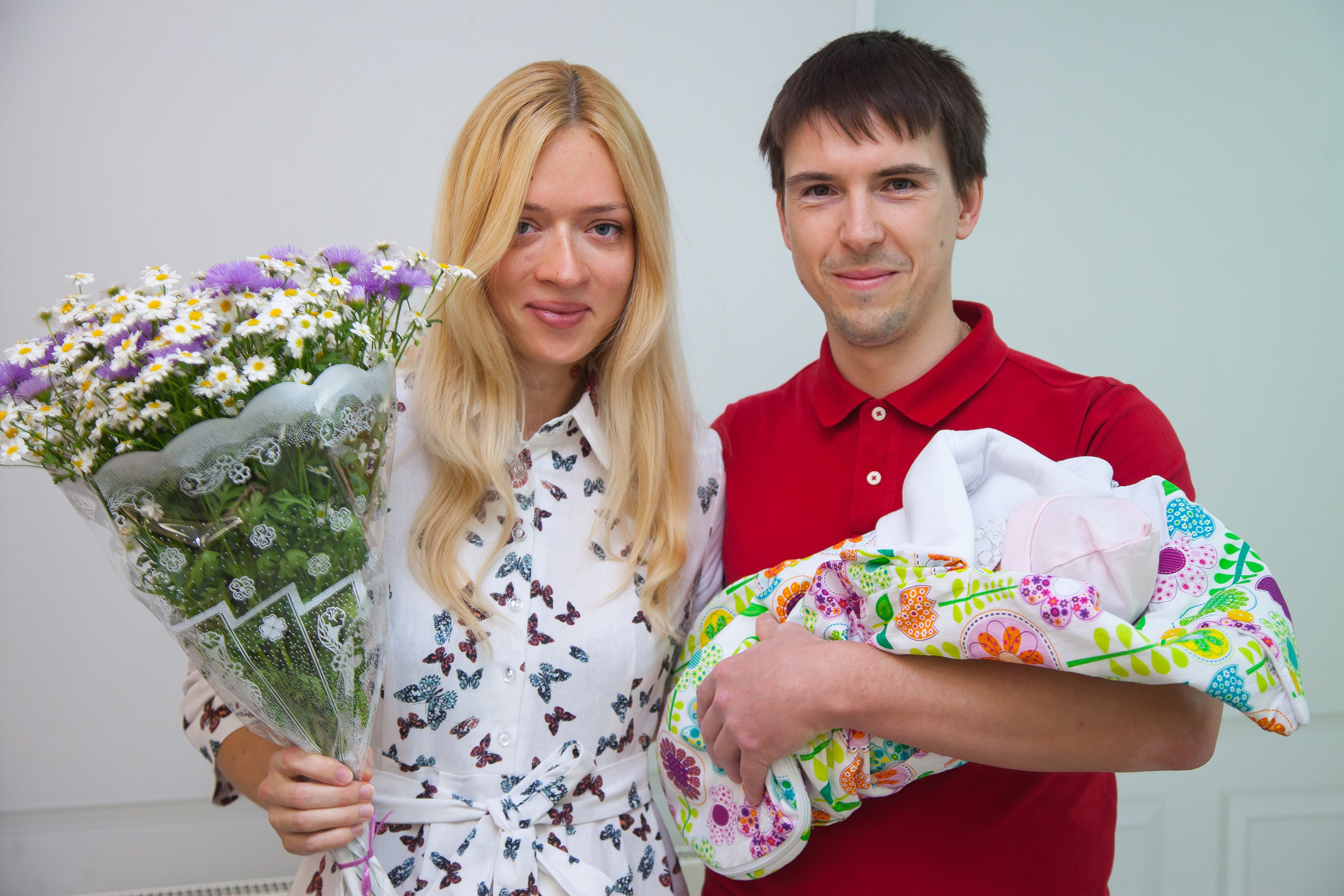 выписка из роддома - молодые мама и папа