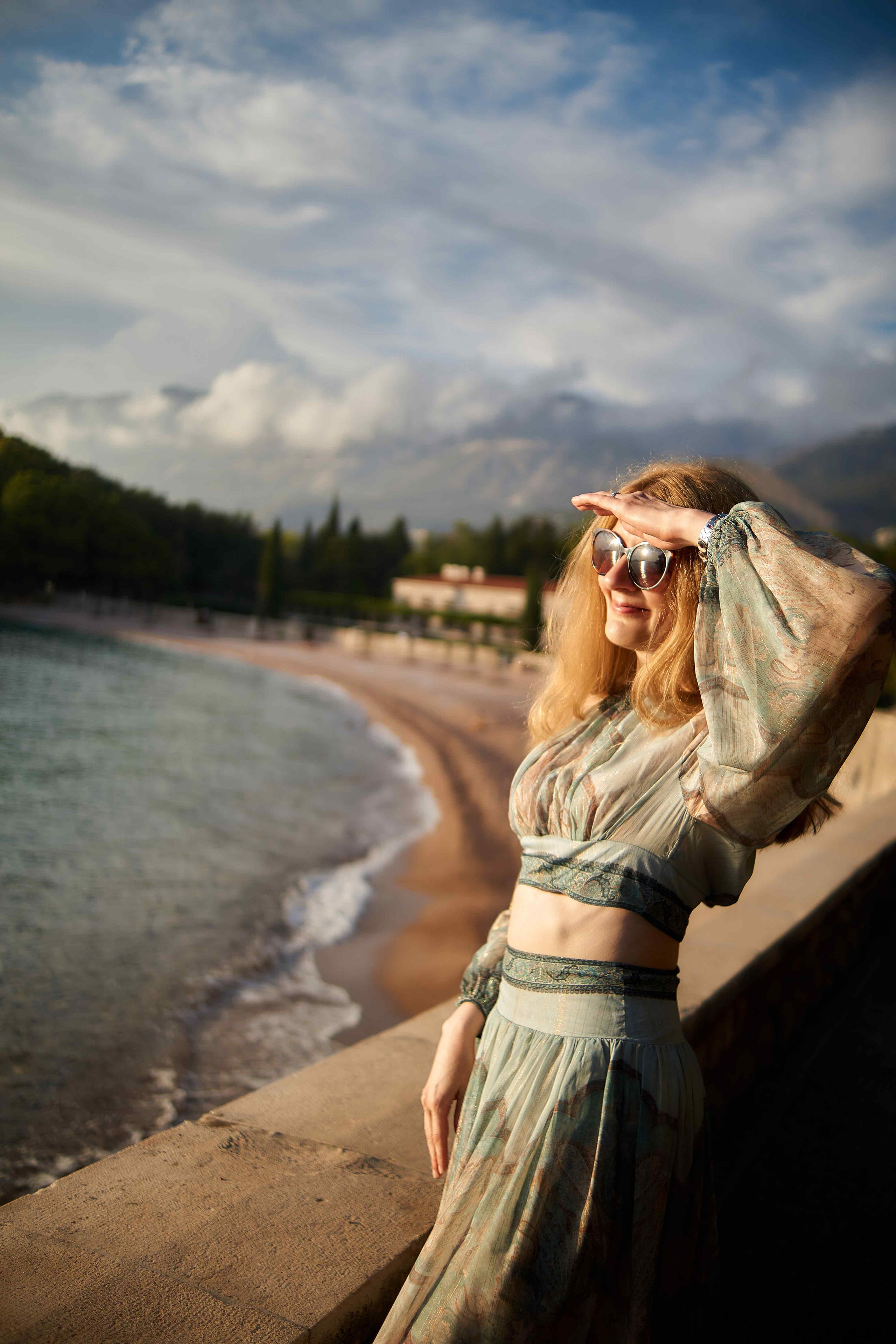 Фотосессия в Свети Стефан на закате — Нежный портрет в мягком свете