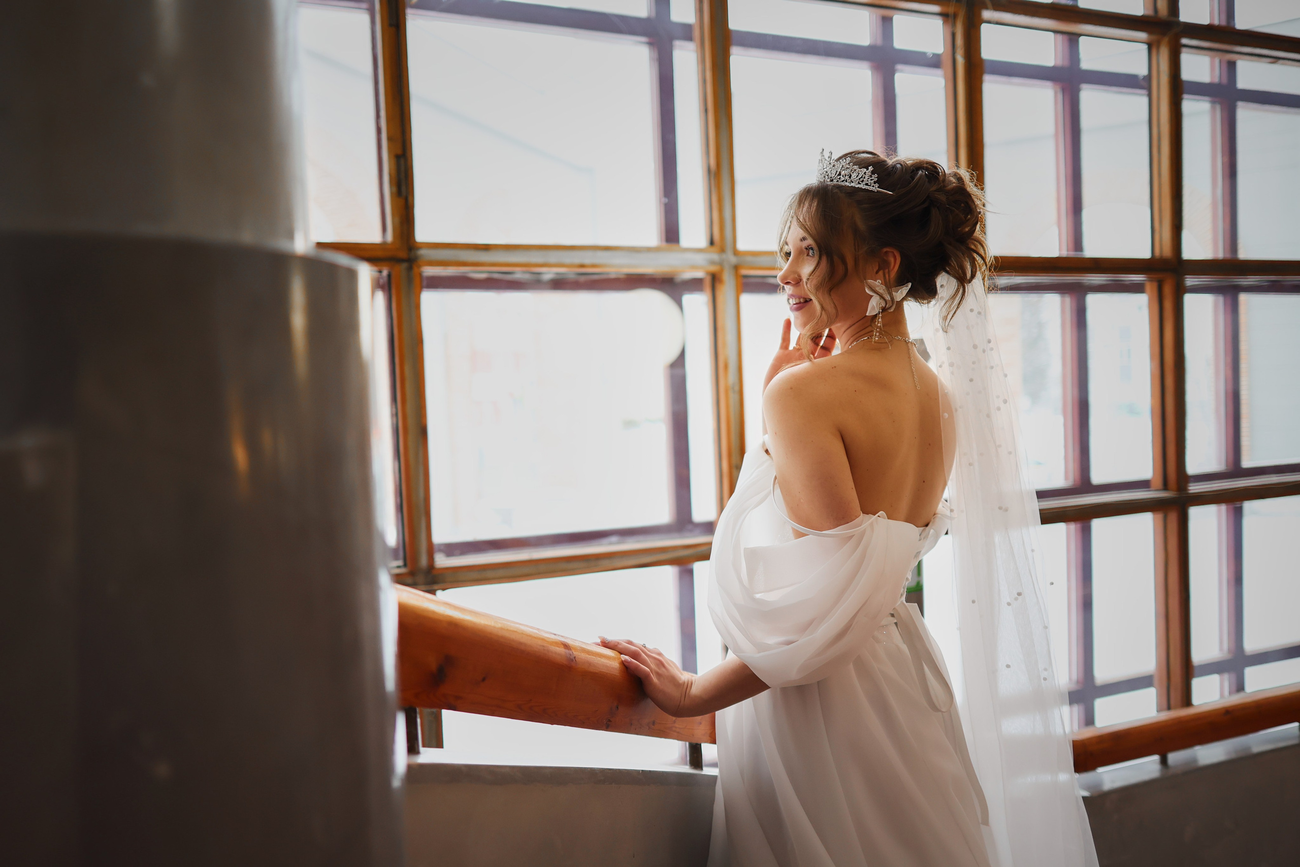 фотография невесты у окна в загсе