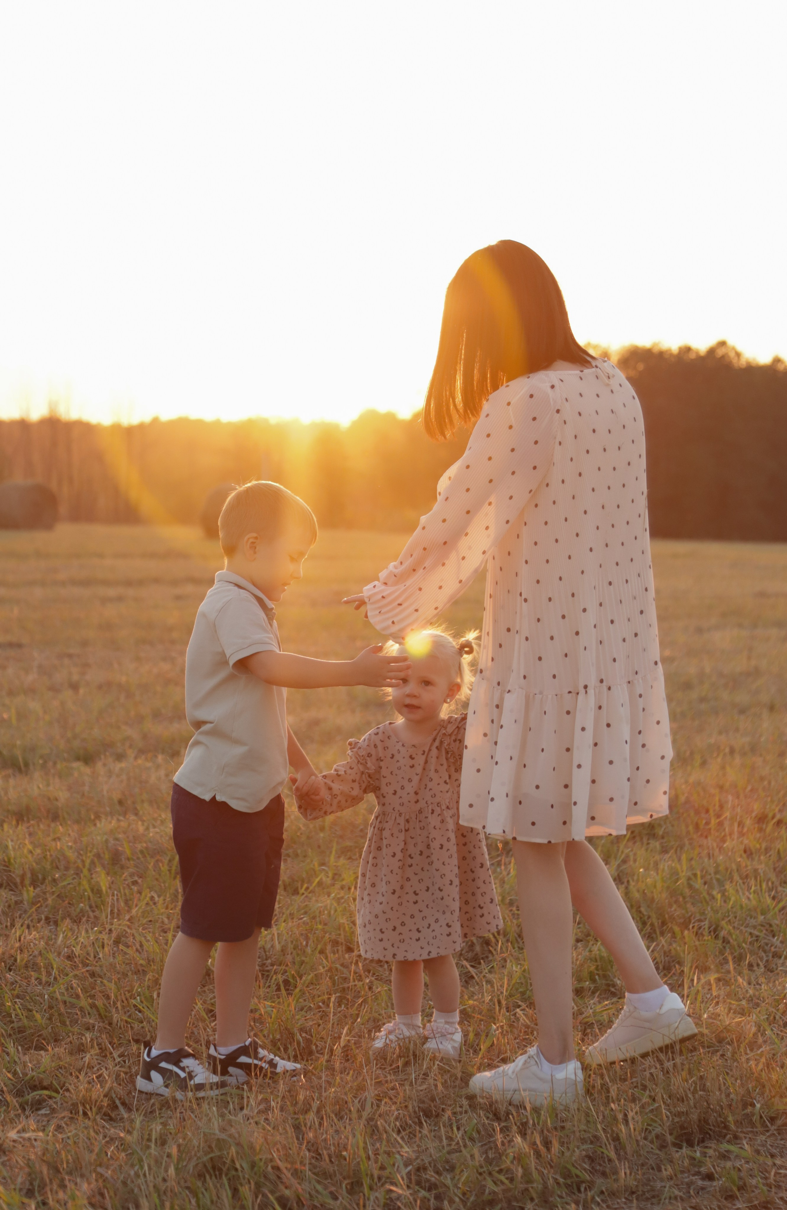 Мама с детьми в поле стога. Диана Николаева — фотограф город Балашиха