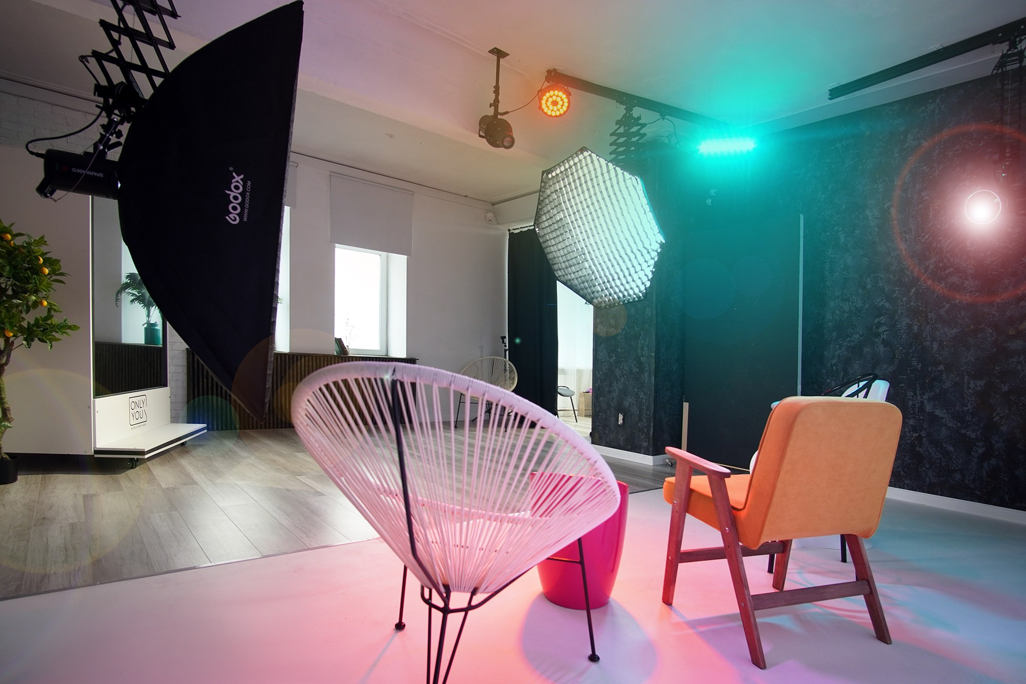 Селфи студия с разными локациями. Студия автопортрета в Кирове. Студия с зеркалом без фотографа