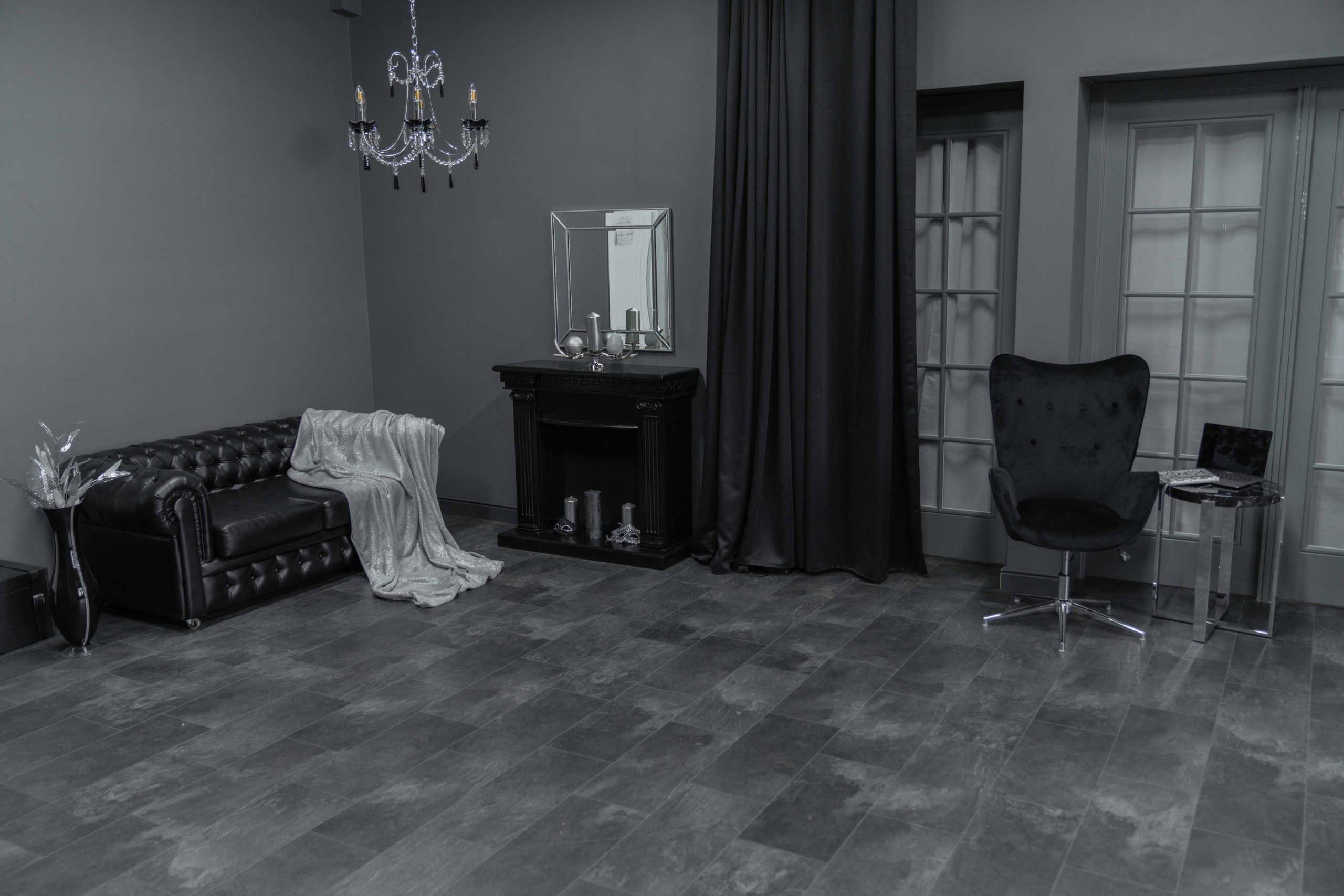 DАRК — зал 60 м² фотостудии в Москве с большими окнами, серыми стенами, потолком и полом, подходит для съемки с естественным светом. ВИЗУАЛИЗАТОР БРЕНДА: ФОТОГРАФ | ИМИДЖМЕЙКЕР| СТИЛИСТ МОСКВА