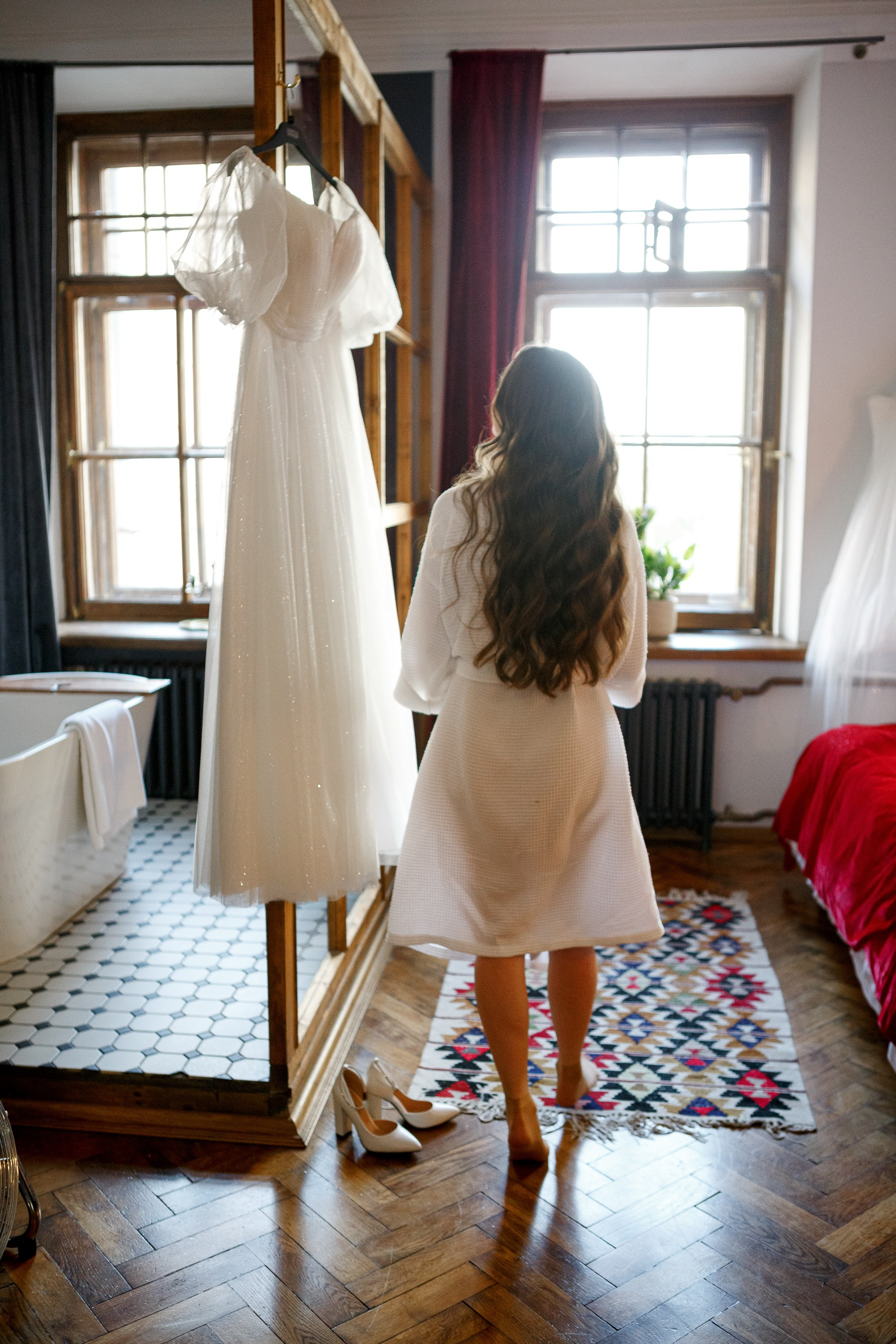 Сделать фото на свадьбу.