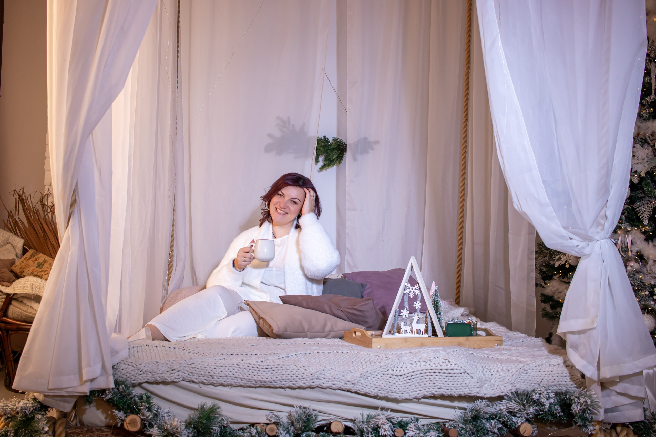 Женщина в белом среди праздничных огоньков, зимняя фотосессия, фотограф Карасёва Елена