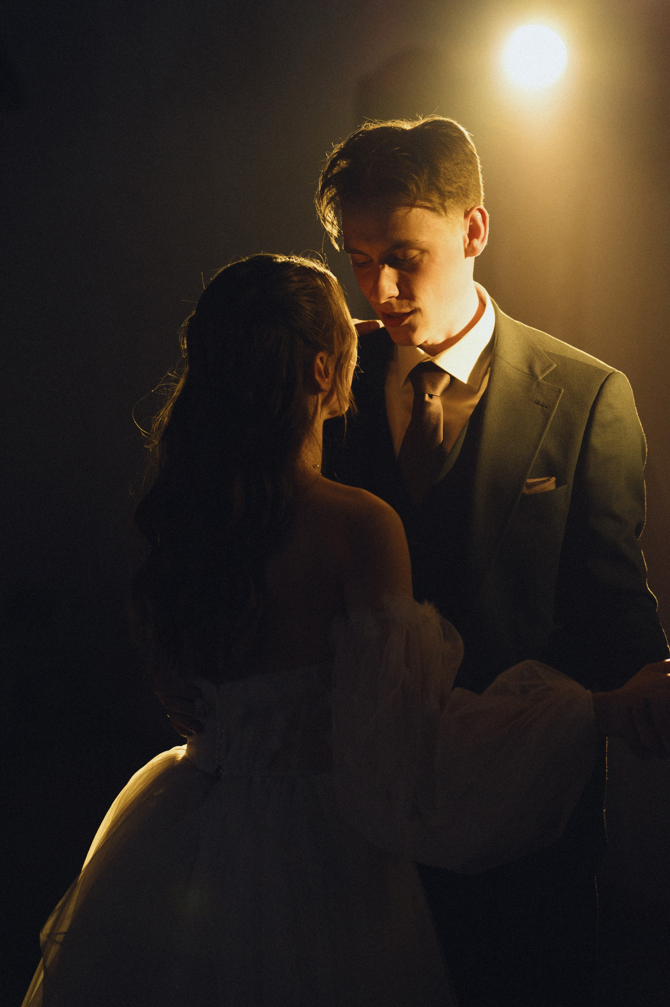 Постановочная свадебная фотография — утончённые позы и художественный свет.