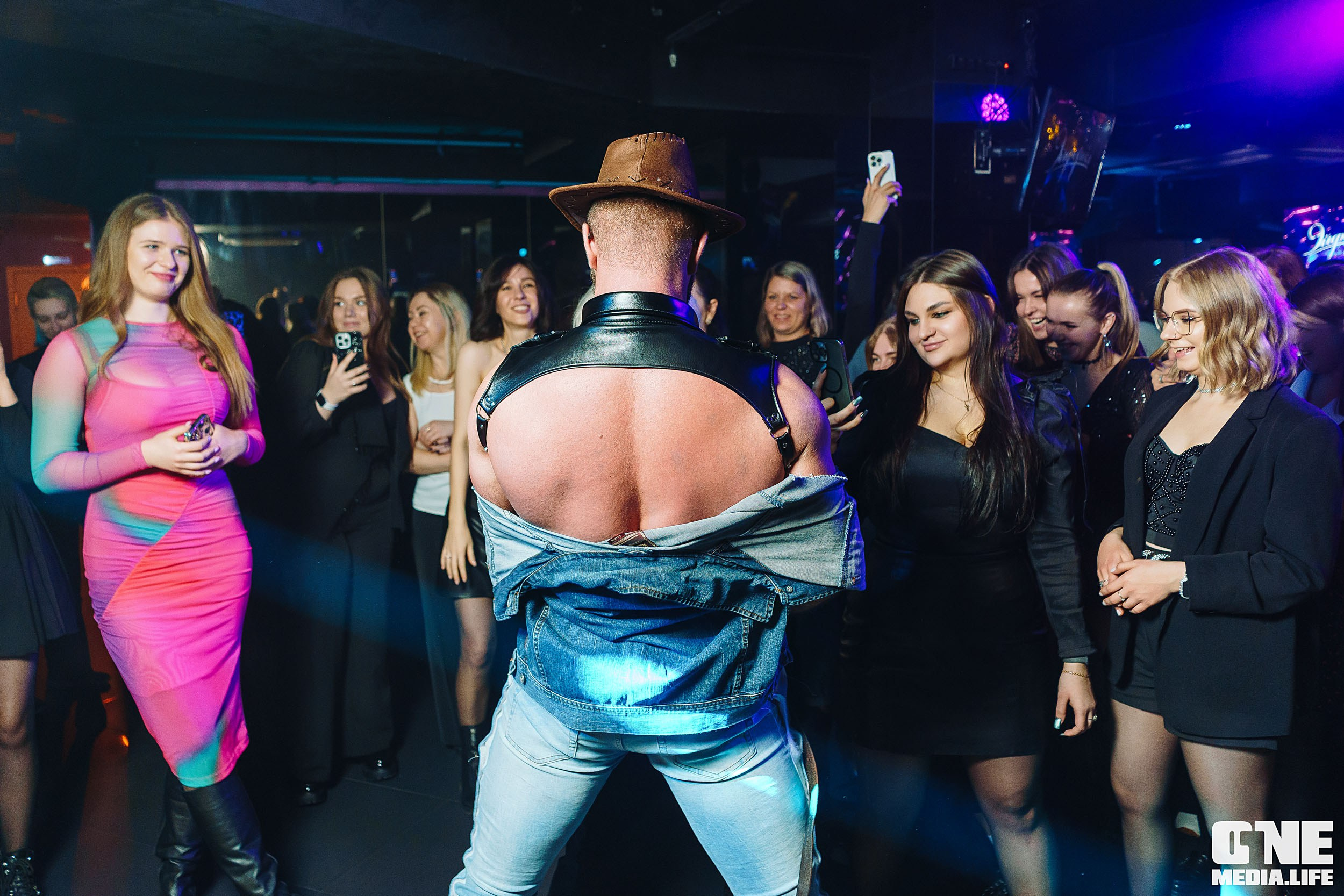 Фоторепортаж из караоке-клуба Эйфория. One Media Life: фоторепортажи, фотоотчеты с мероприятий и заведений