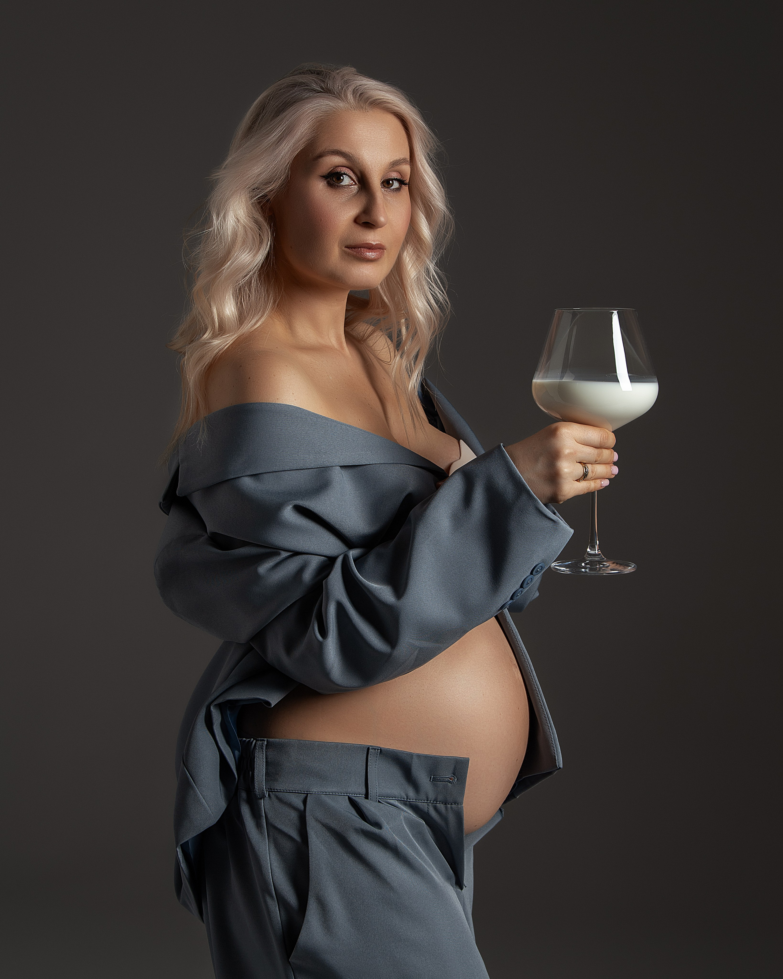 Фотосессия беременности на циклораме. Женский фотограф в Москве Богдашкина Динара