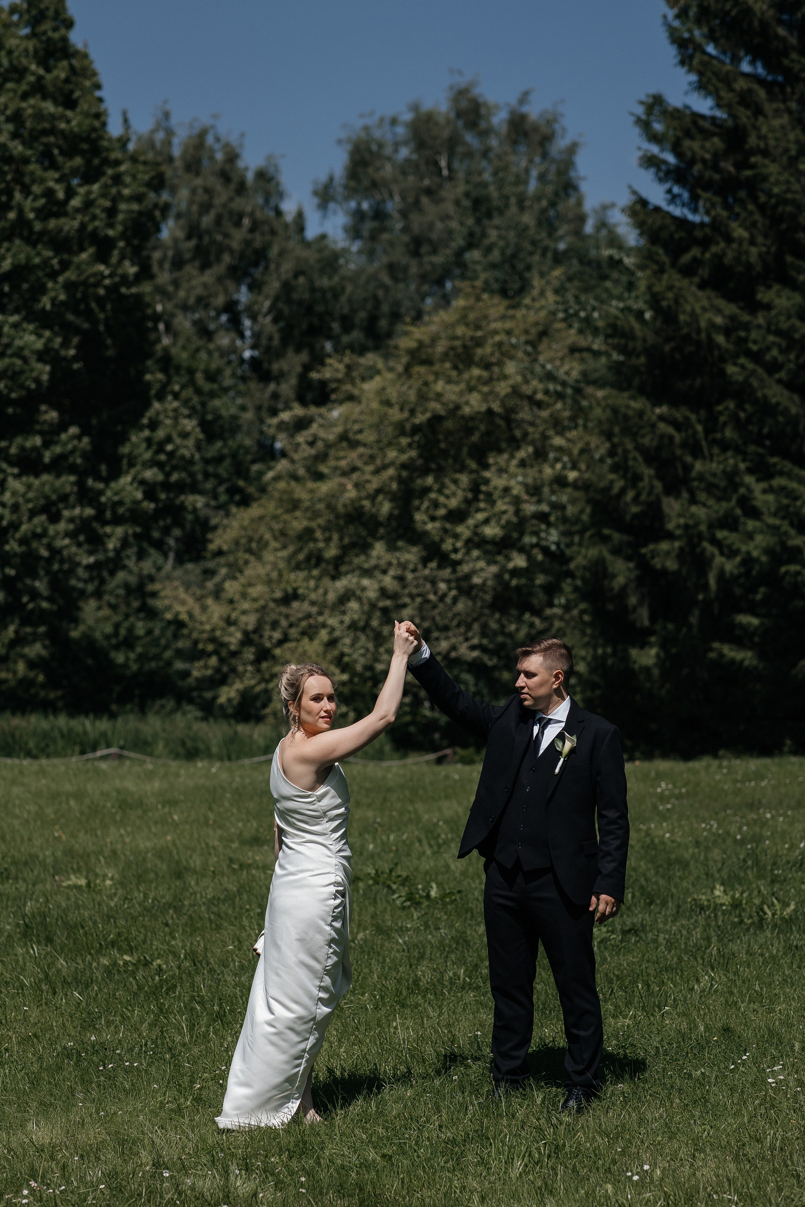 Свадебная фотосессия в Ботаническом саду имени Цицина. Свадебный фотограф в Москве Дарья Олендарёва