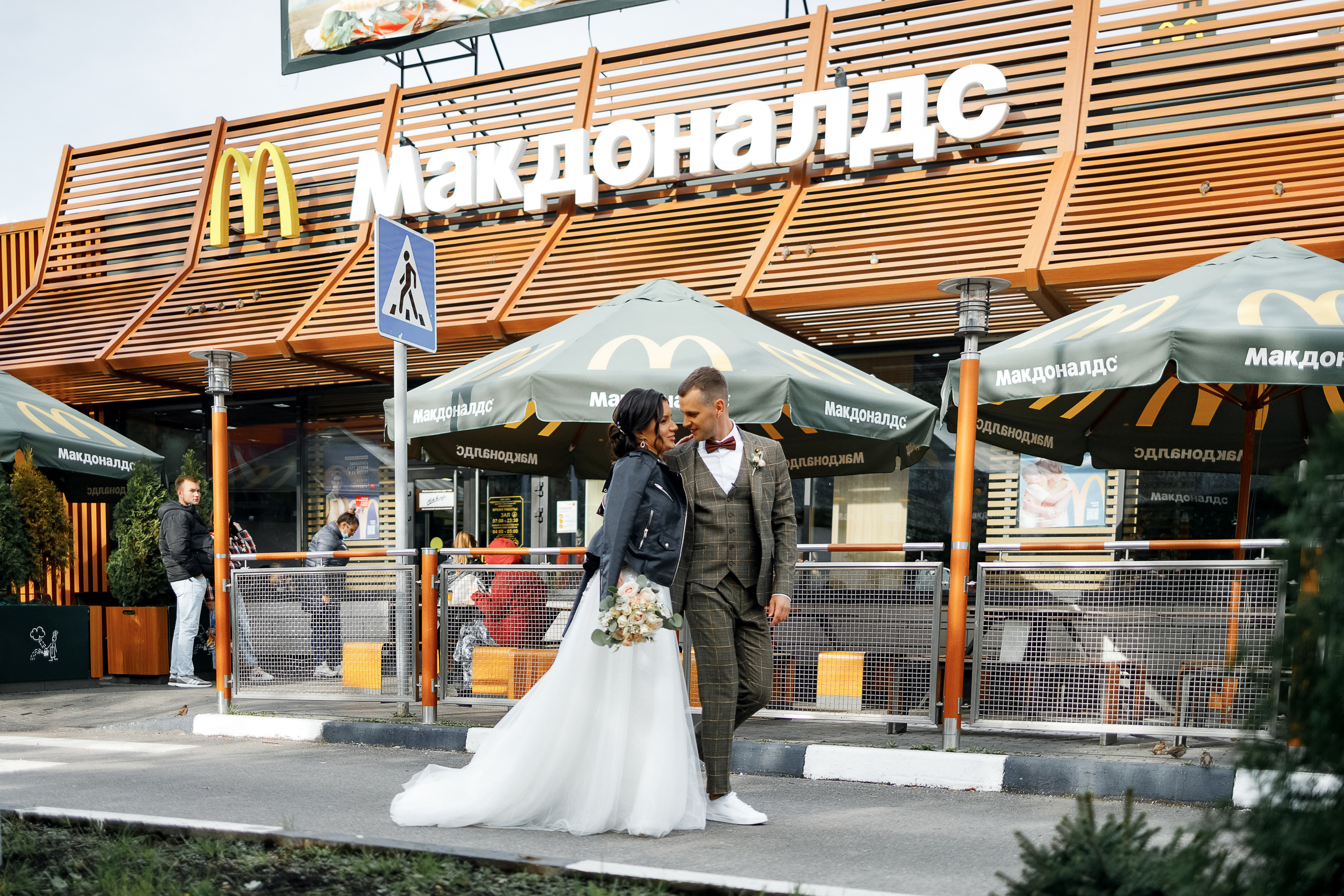 First look в уютном дворике гостиницы. Олег Сверчков | Свадебный фотограф Вологда