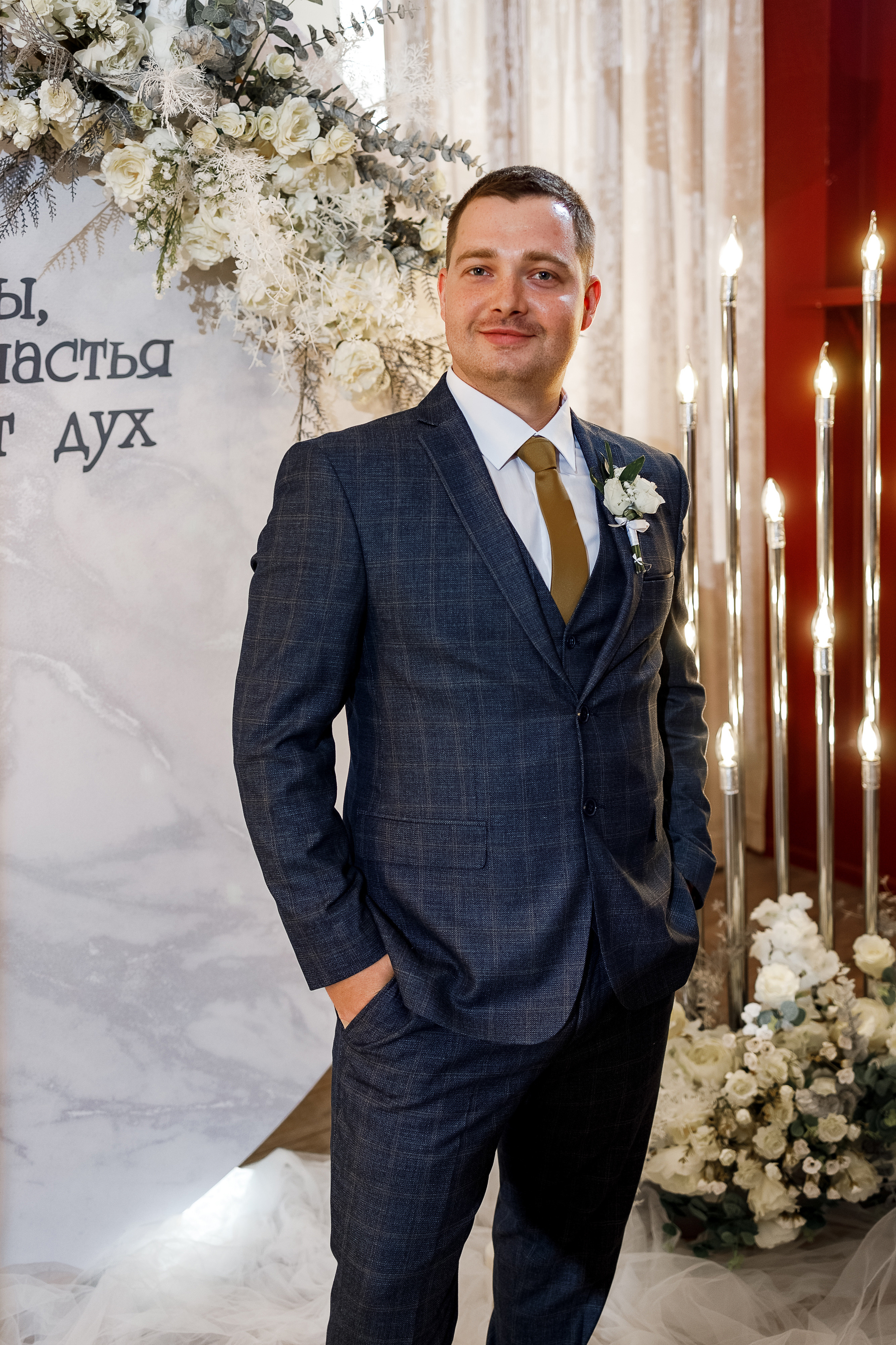 Крайне волнующий first look в тихом дворике гостиницы. Олег Сверчков | Свадебный фотограф Вологда