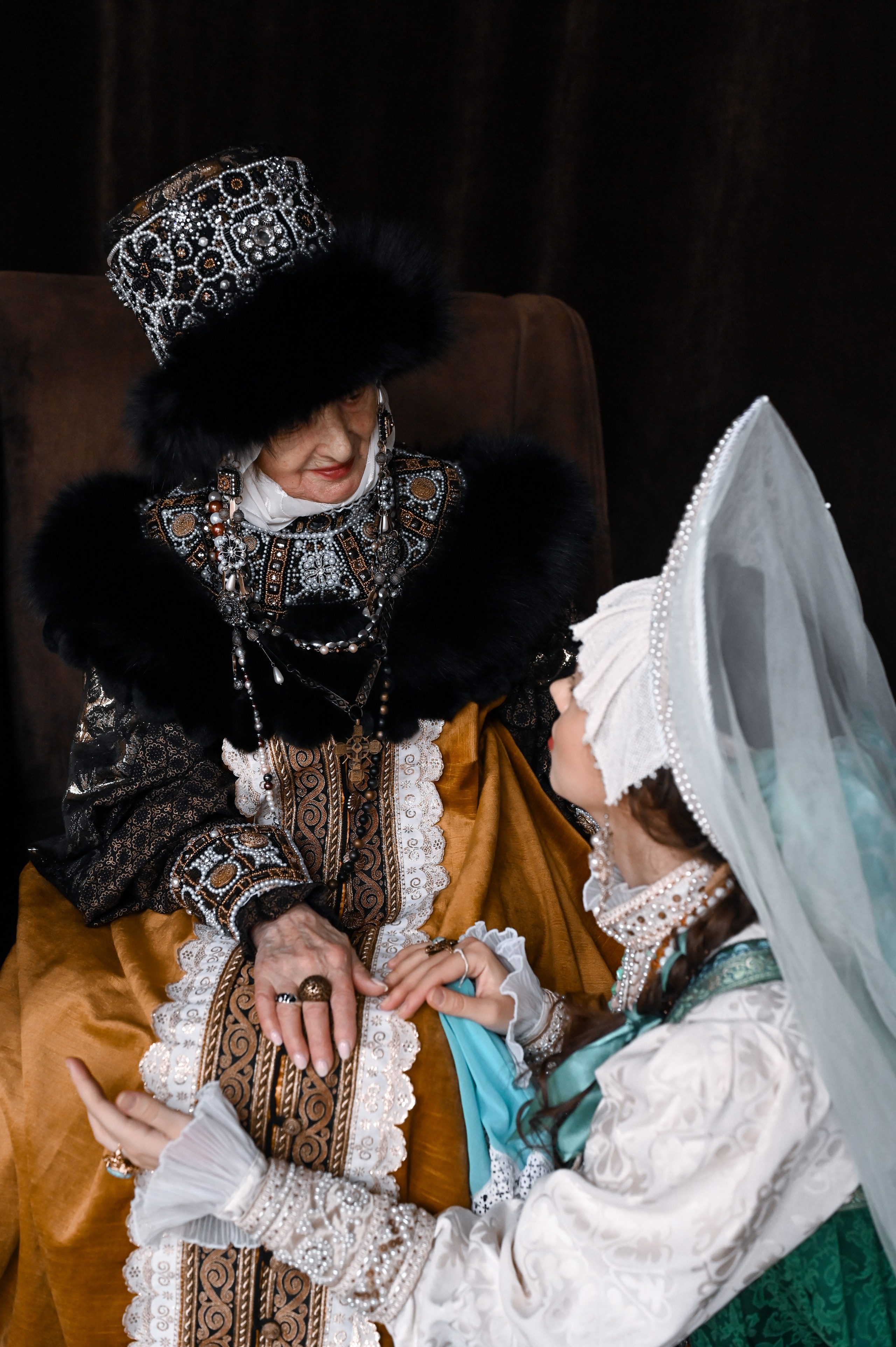 Бабушка и внучка. по русски.