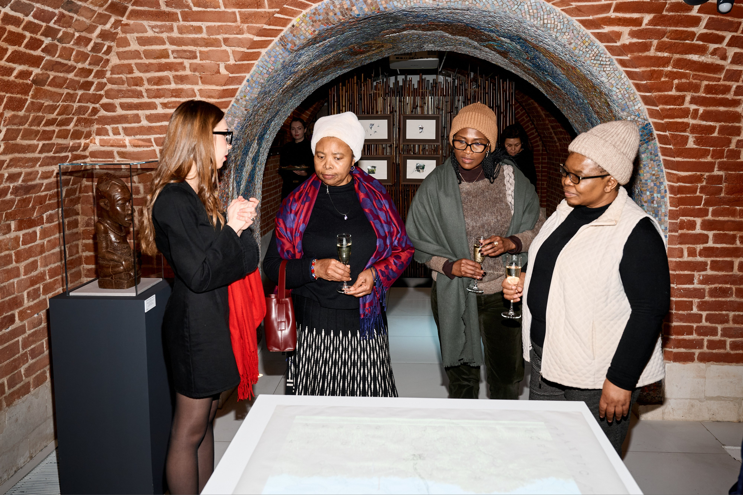 Ольга Михальчук с куратором выставки Марией Дубодел. Ольга Михальчук, художница и фотограф