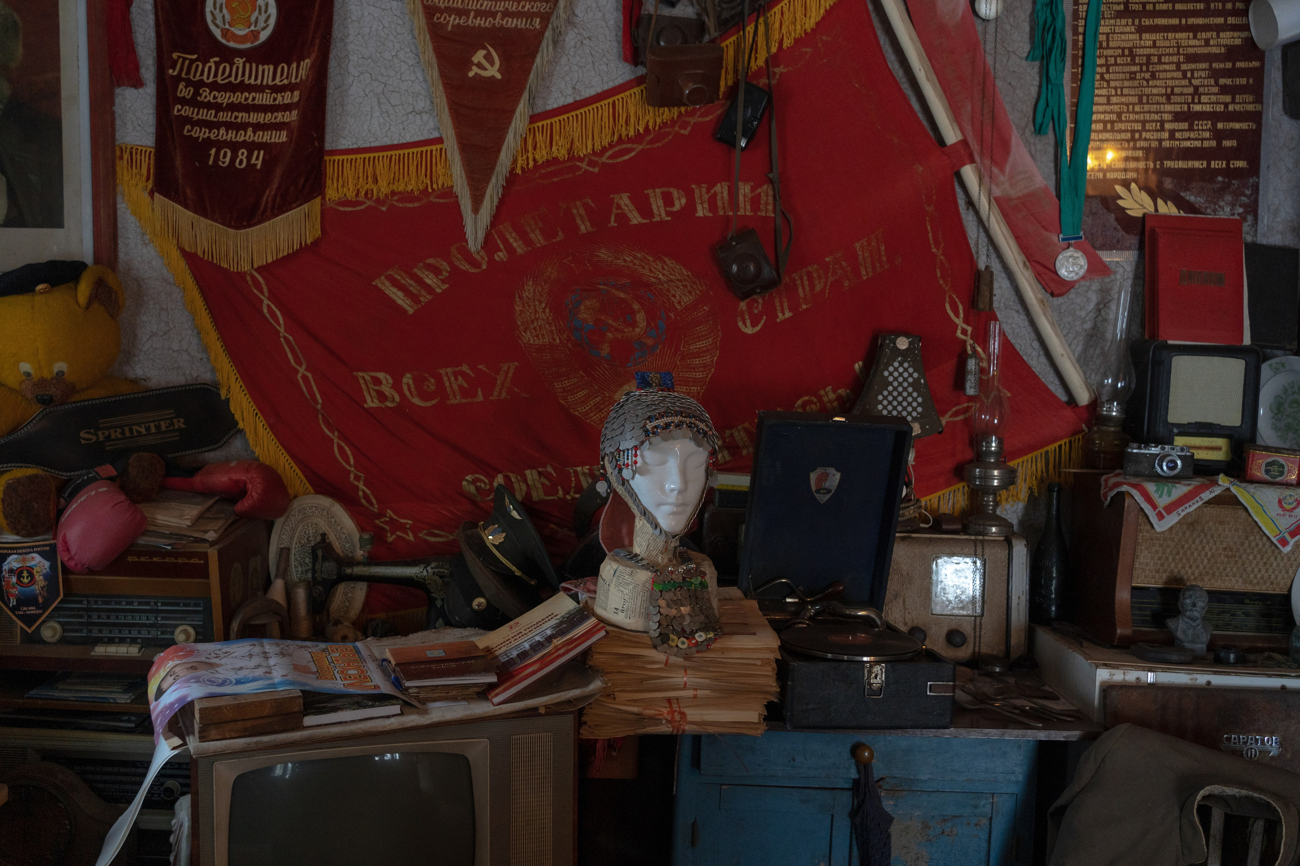 Краеведческий музей, собранный местным жителем Михаилом Моляновым. Музей хранит экспонаты времен СССР, а также местное наследие чувашской культуры. Село Староганькино, Самарская область, декабрь 2023 год.