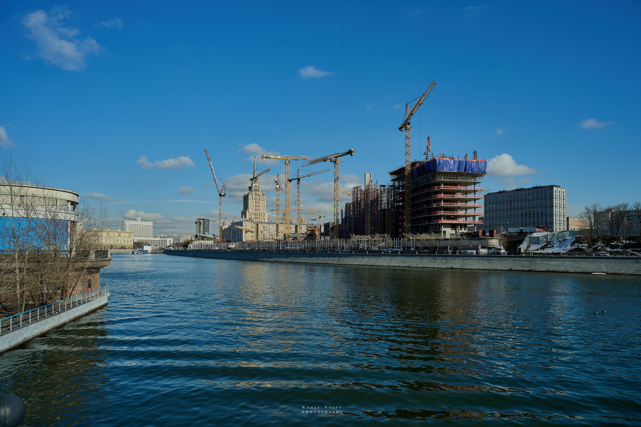 Уличная фотография Москвы. Блог фотографа Романа Адлера. Москва-река. Весна в Москве. Весенние фотографии Москвы. Уличные фотографии Москвы. Москва 2024