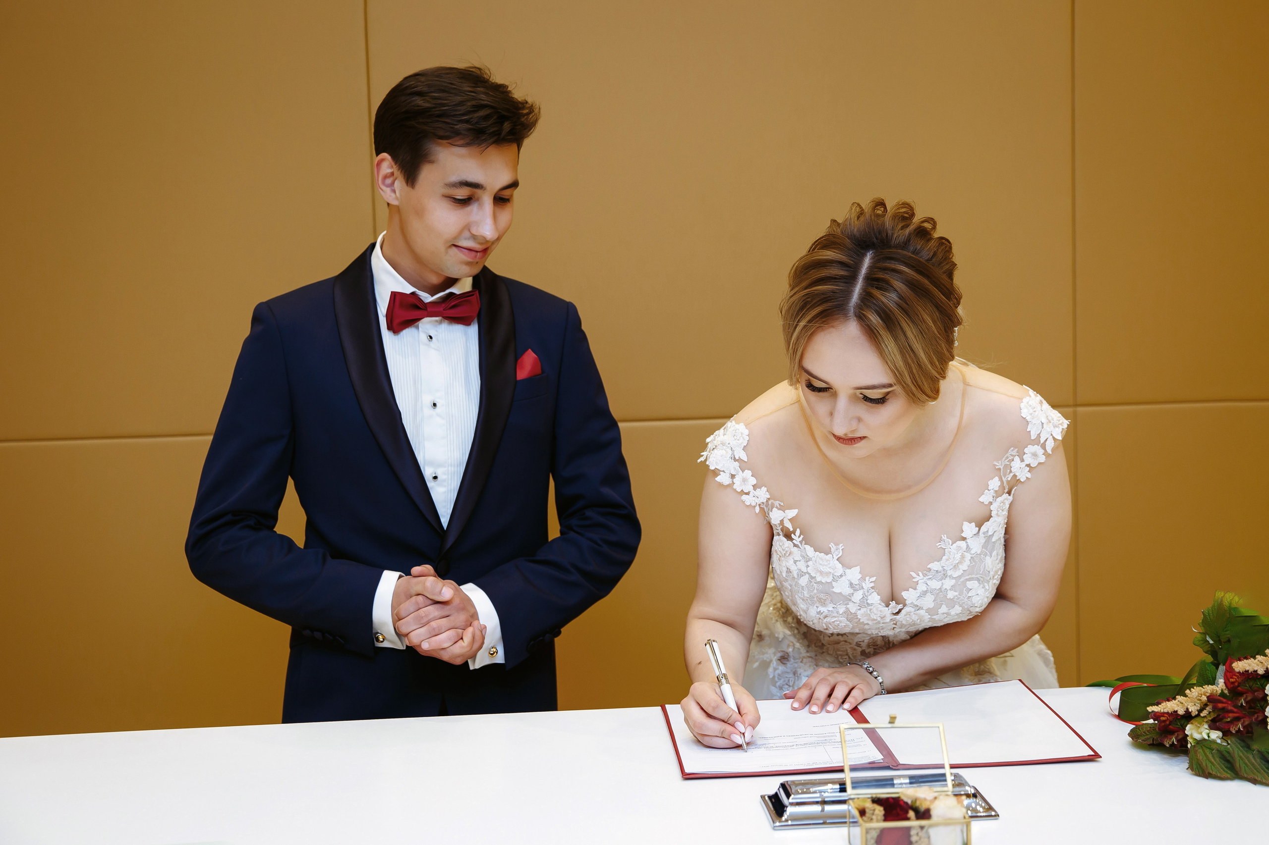 Молодожены расписываются в ЗАГСе в Барвиха Luxury village