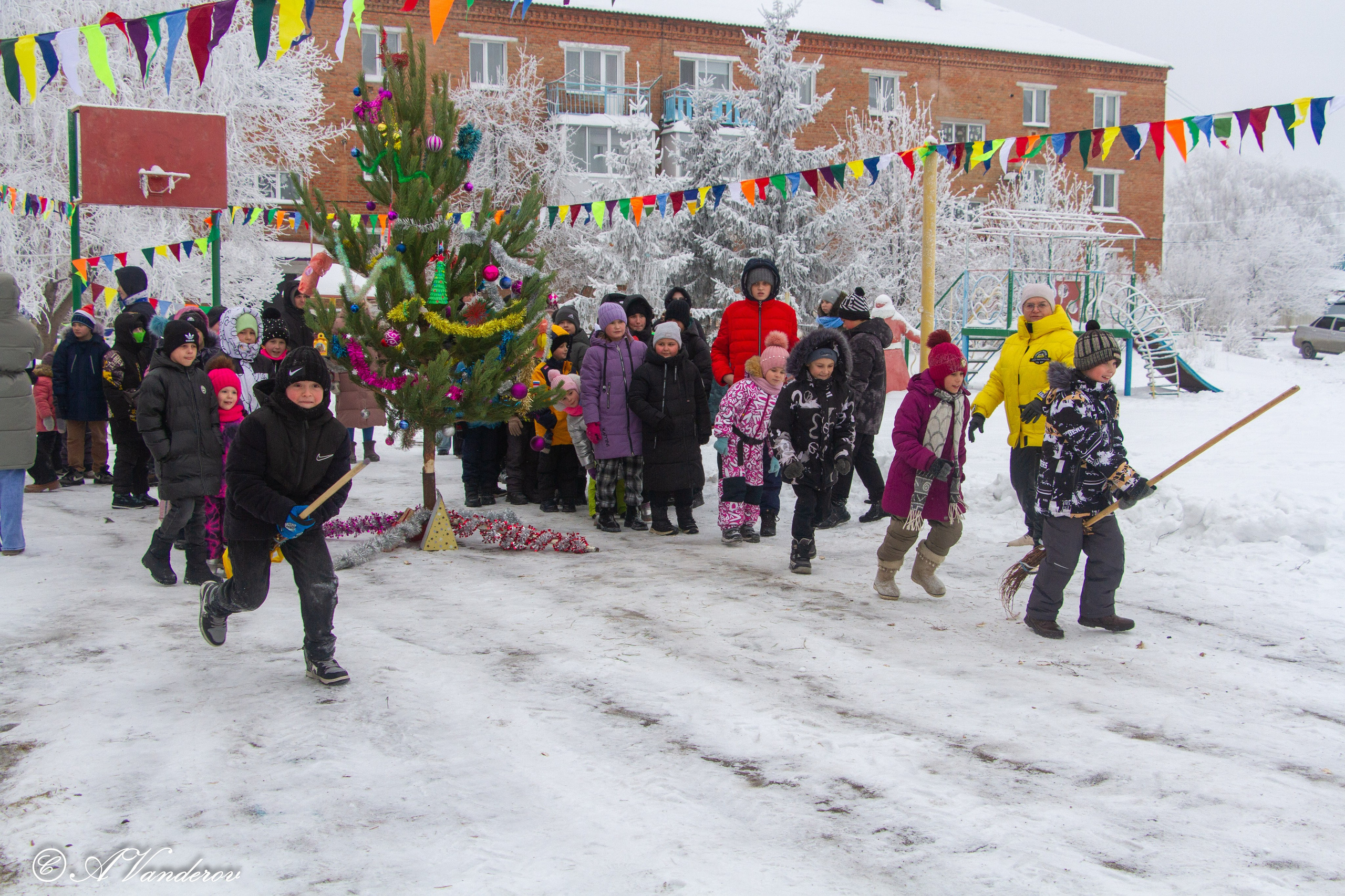 Праздник во дворе, ул. Осташковская-20. Фотограф Омск | Александр Вандеров