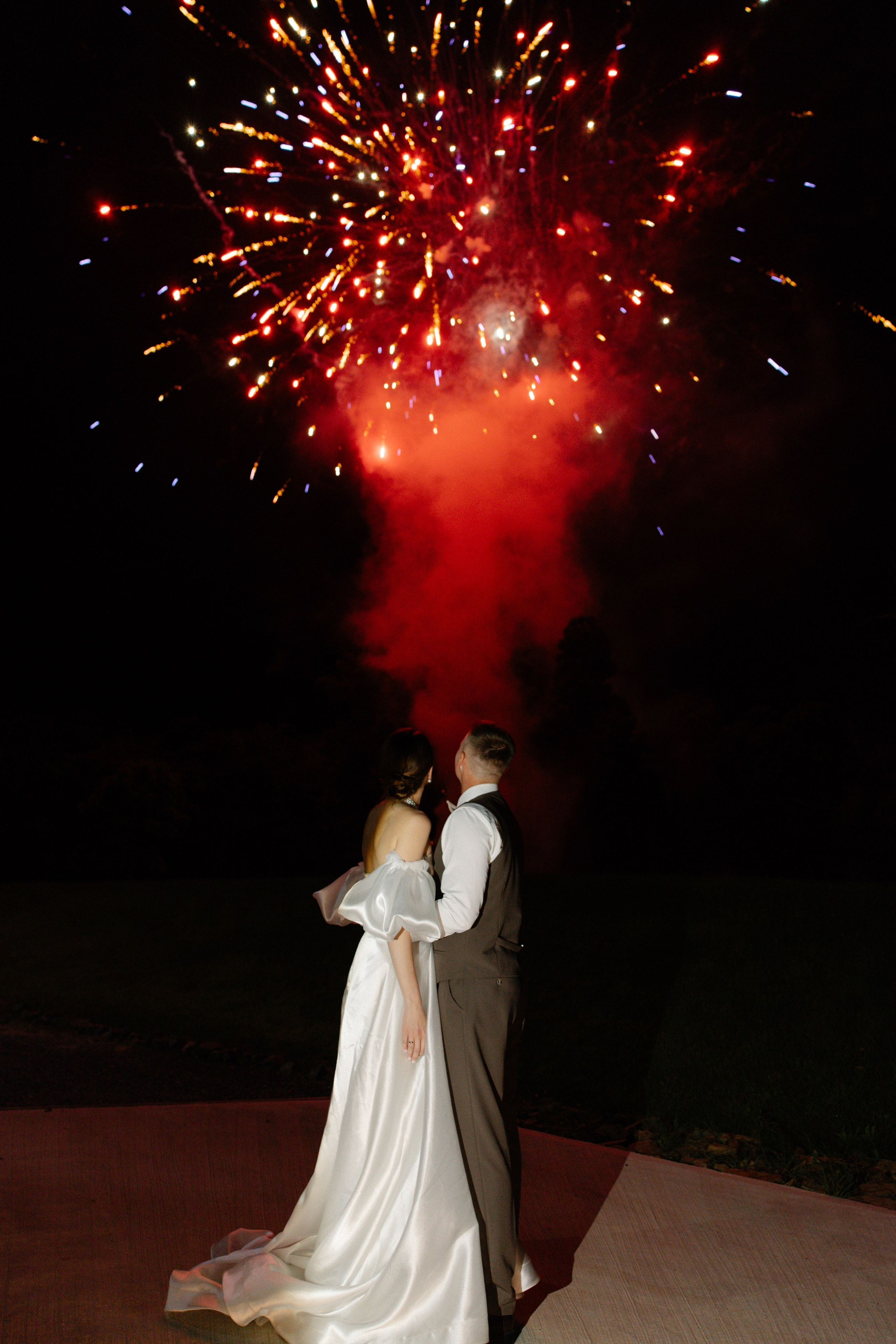 Я создаю профессиональные фотографии, которые сохраняют эмоции, детали и атмосферу вашего праздника. Свадебный фотограф во Владивостоке