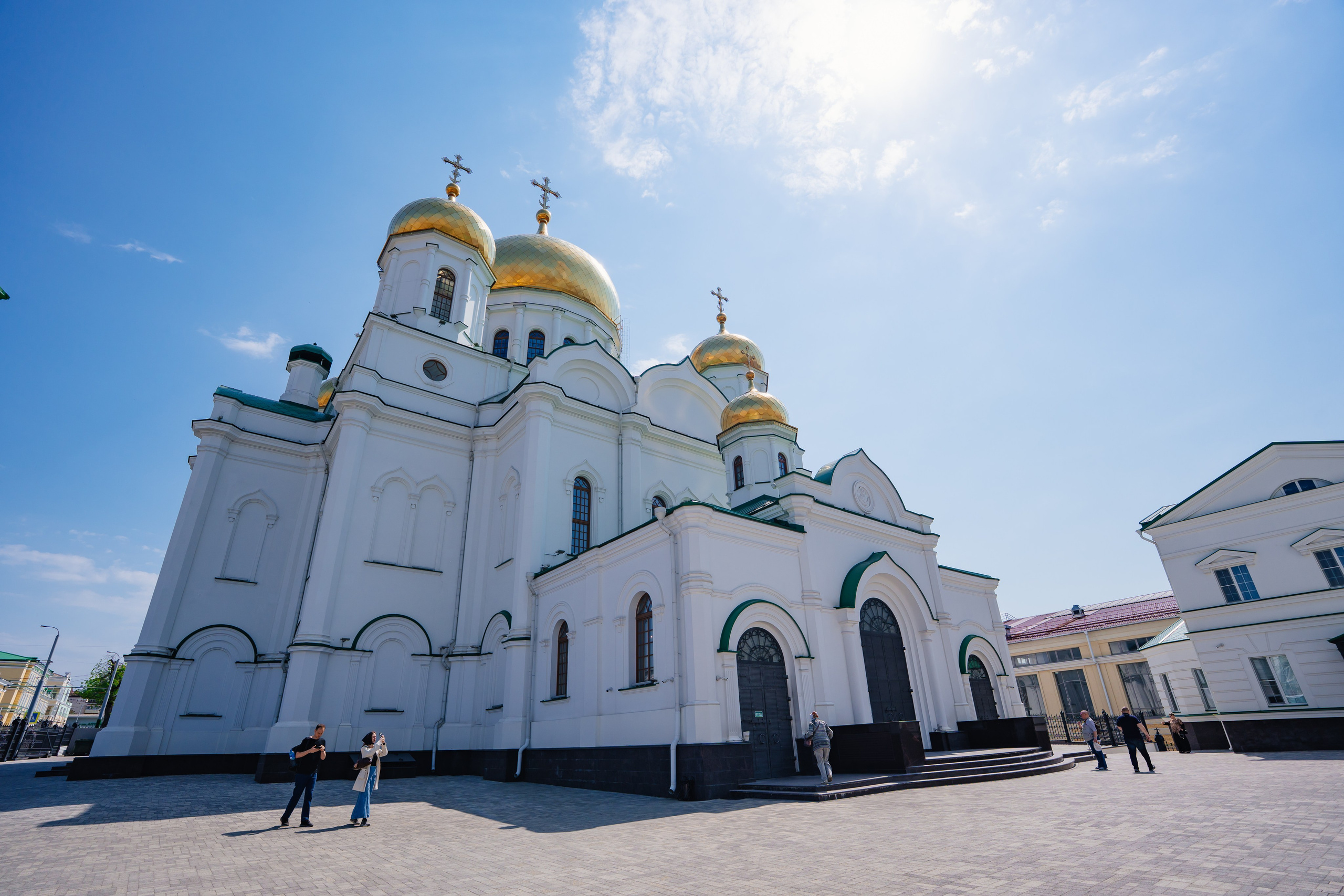 Кафедральный собор Рождества Пресвятой Богородицы в Ростове-на-Дону — один из главных православных храмов города и известная архитектурная достопримечательность юга России. Историческое здание с золотыми куполами и колокольней в центре Ростова-на-Дону 9.05.2026, фотограф Андрей Сайфутдинов