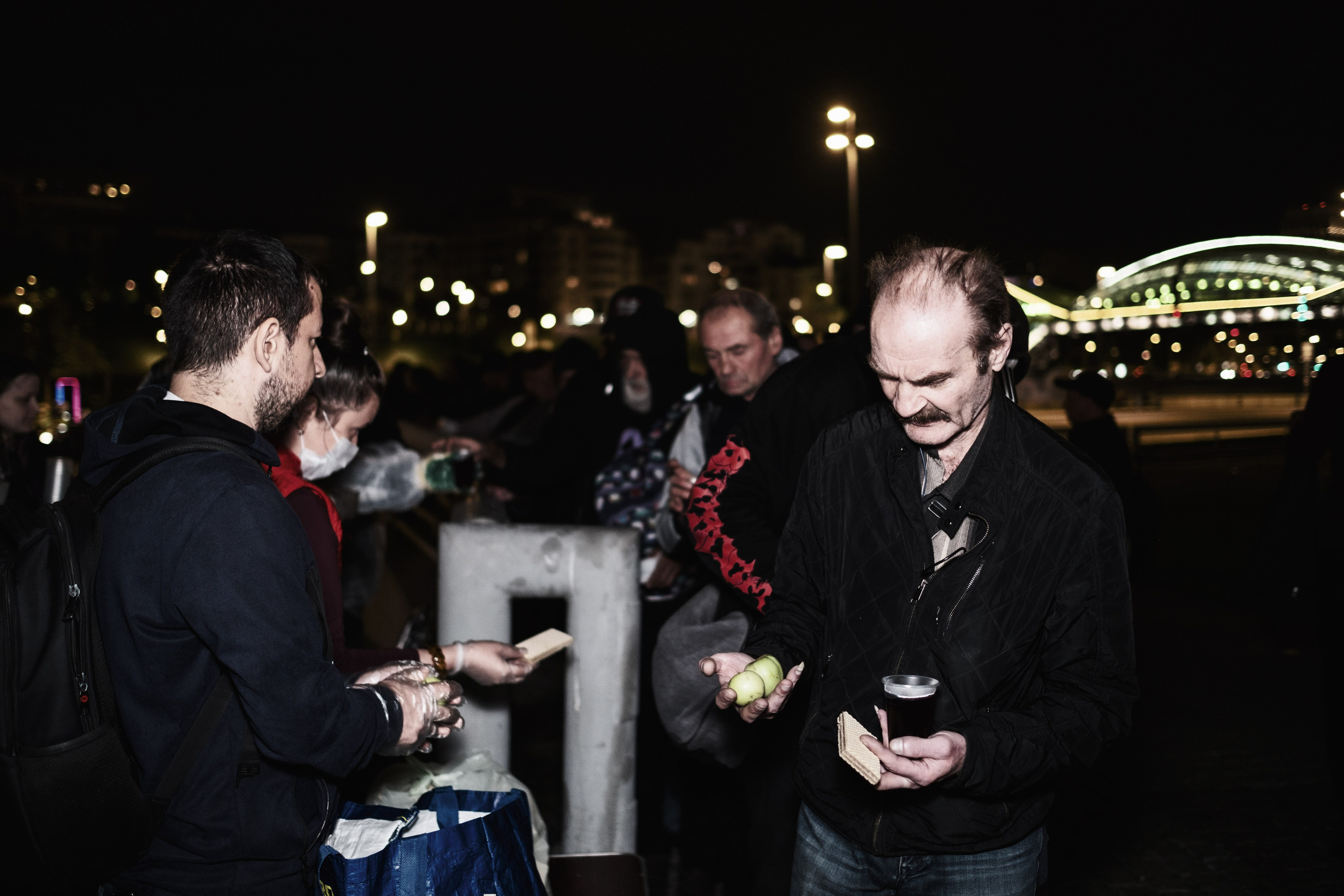 Готовка для бездомных и кормление их в Москве. Фотограф в Москве Максим Скоробогатов