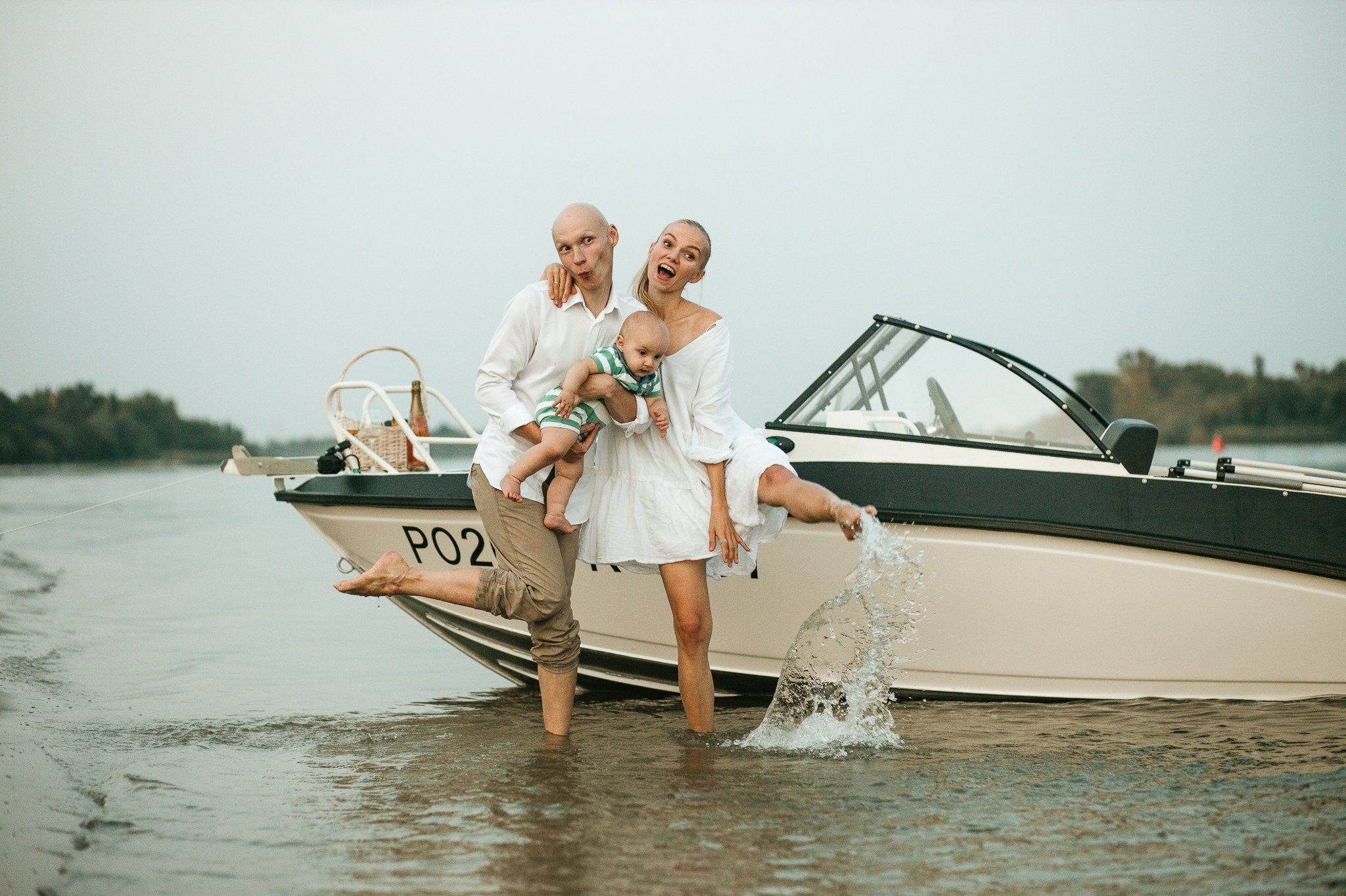 Семейная фотосессия династии Бегма: Съемка у катера на Дону. Семейный и свадебный фотограф Ростове-на-Дону