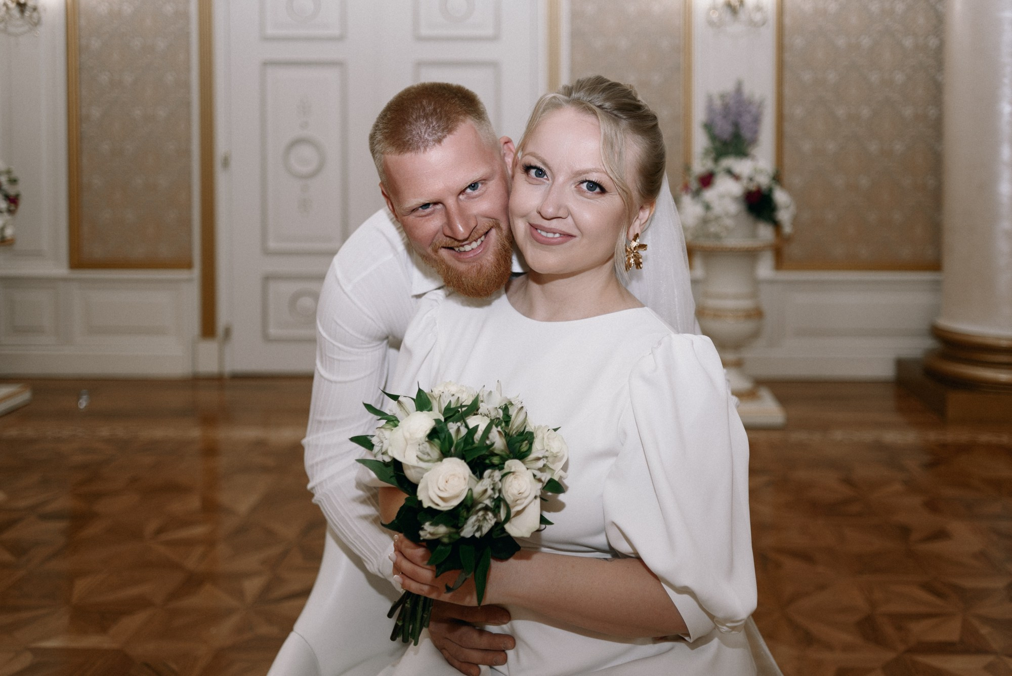 Крупный план: жених и невеста подписывают документы в торжественном зале