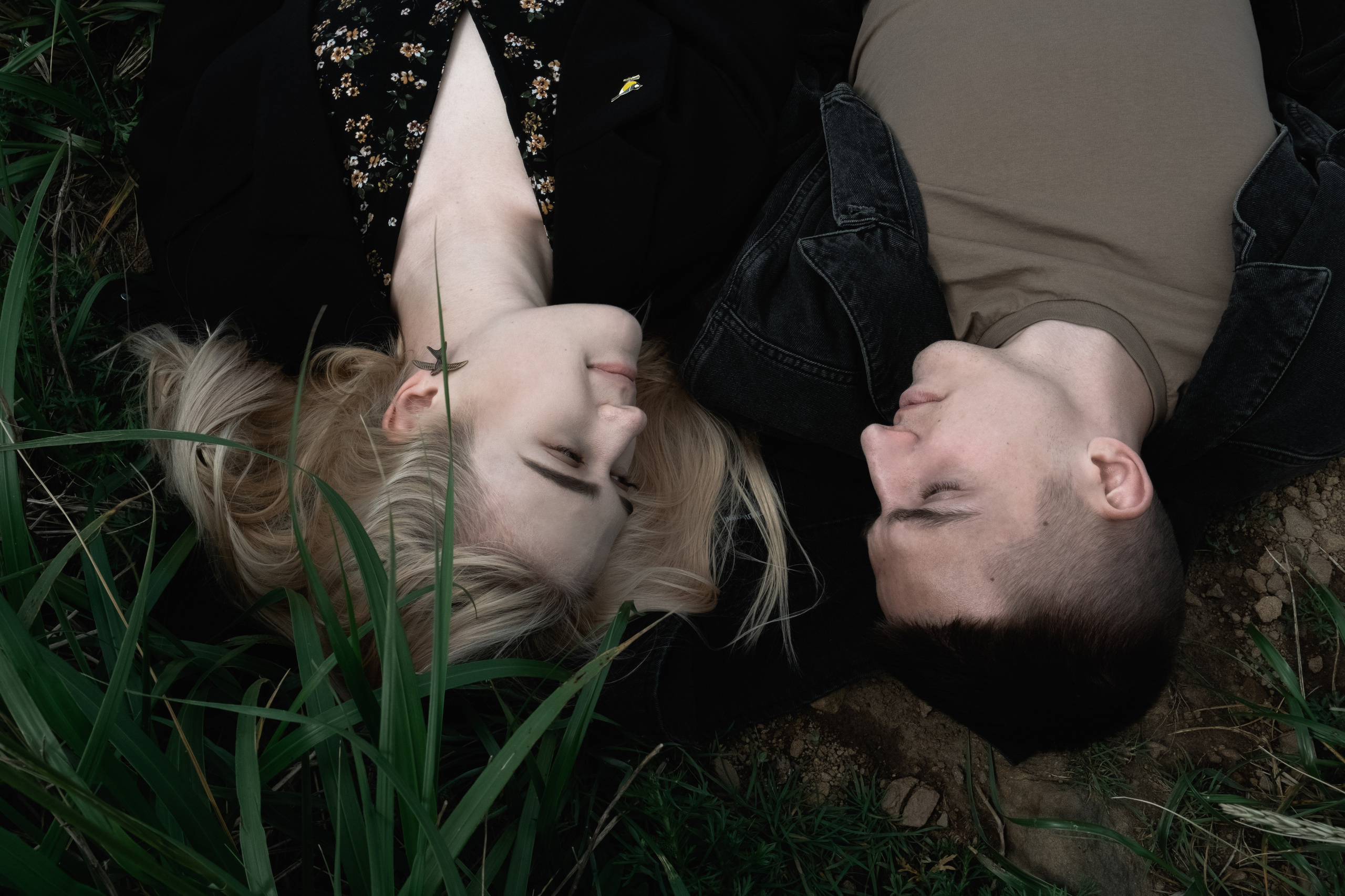 Влюбленная пара на траве съемка love