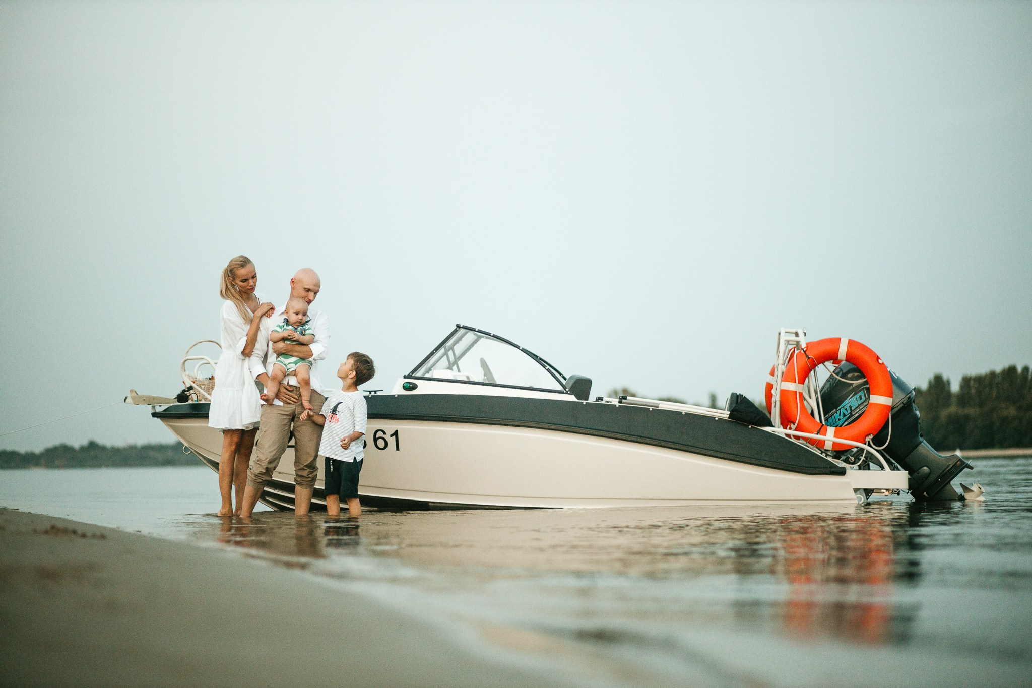 Семейная фотосессия династии Бегма: Съемка у катера на Дону. Семейный и свадебный фотограф Ростове-на-Дону