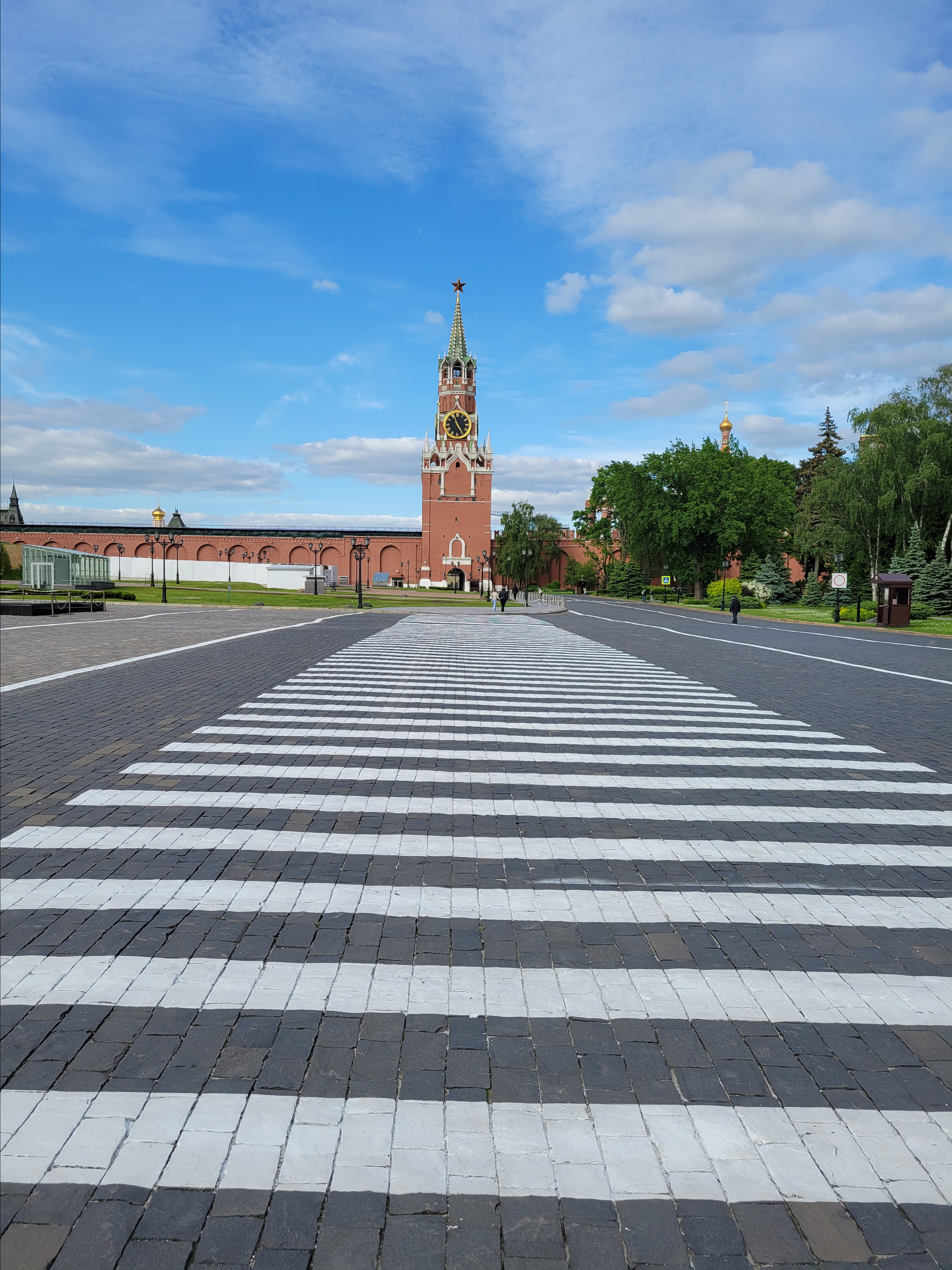 А на этот переход не всех пускают