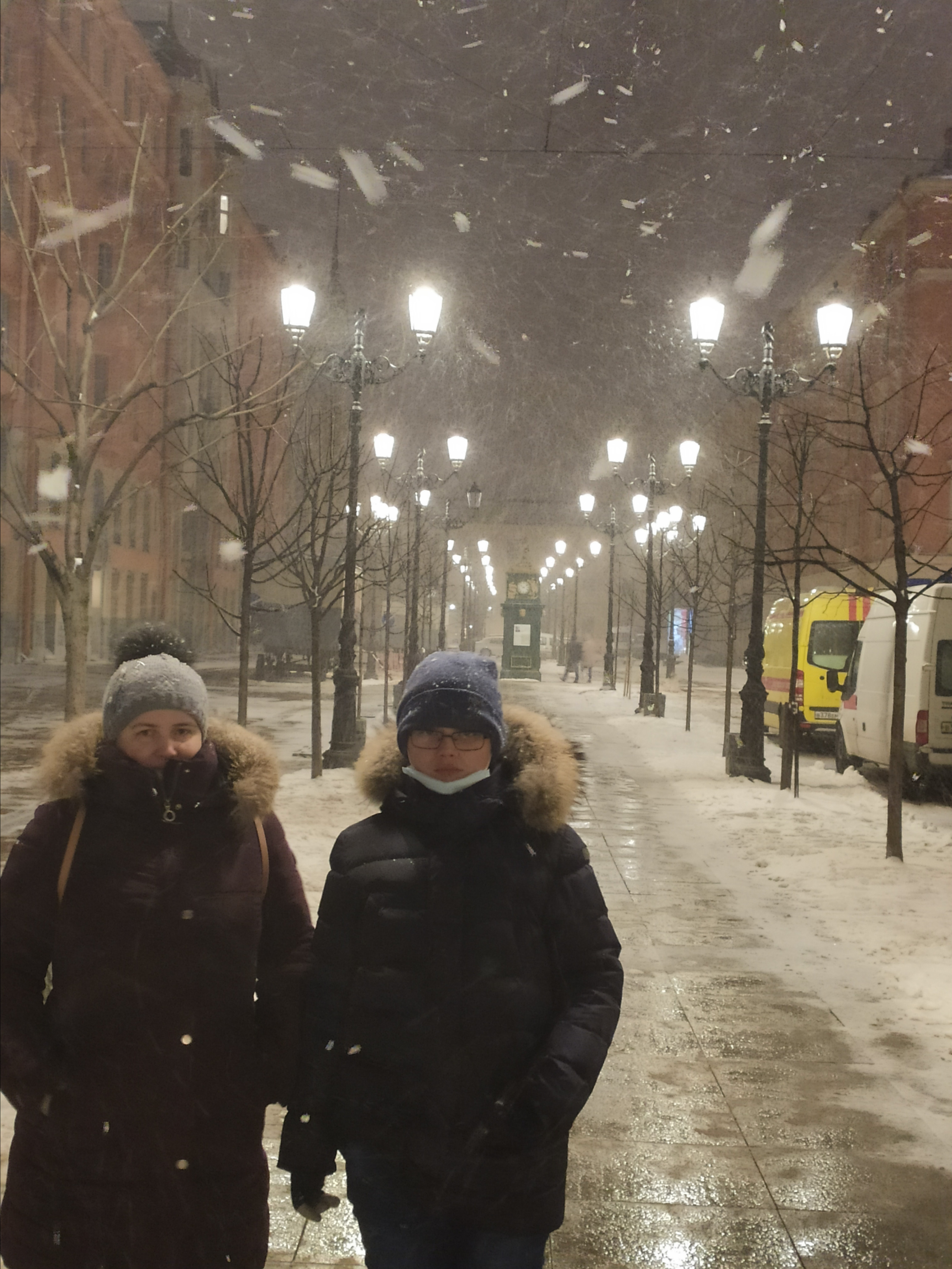 Город пустынен и наряден