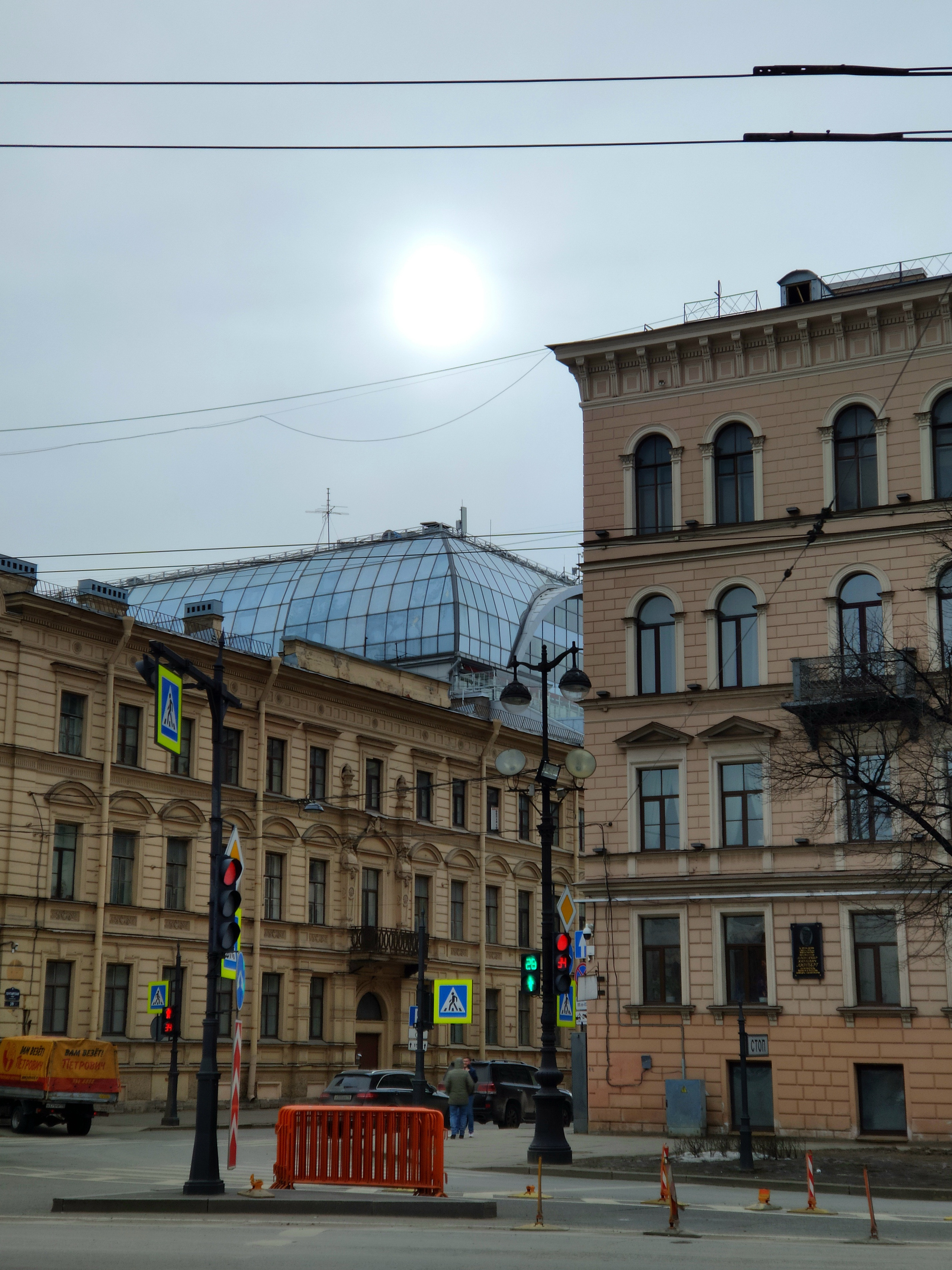 В небе был замечен странный светящийся шар, который жители города не видят по несколько лет, как утверждают местные юмористы