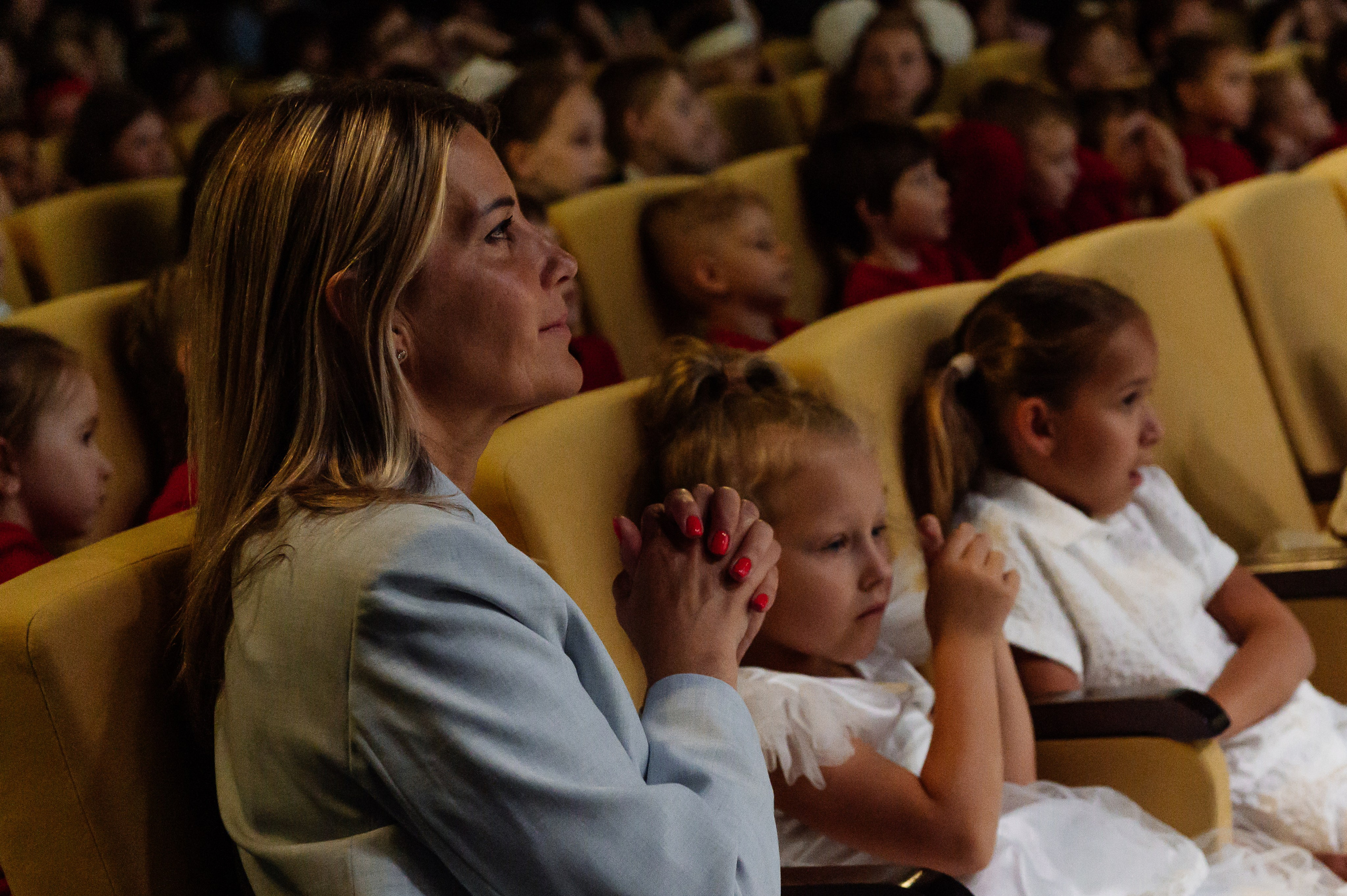 зрители аплодируют