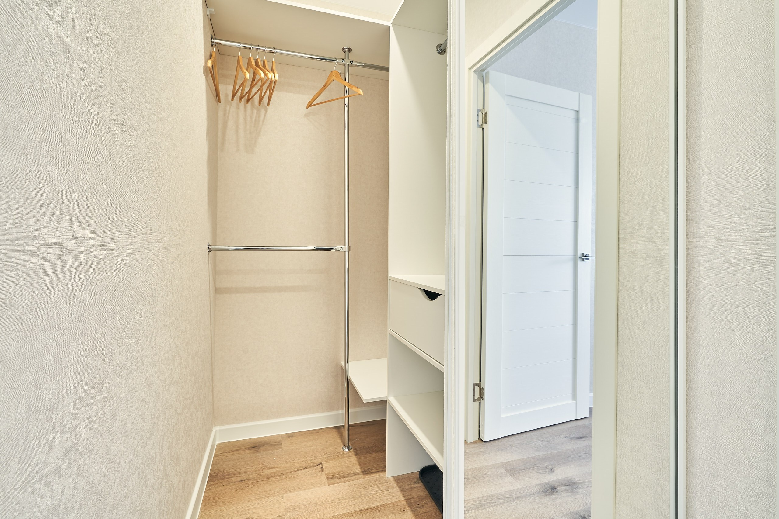 Интерьерная фотография прихожей, ЖК Новая Рига, гардеробная