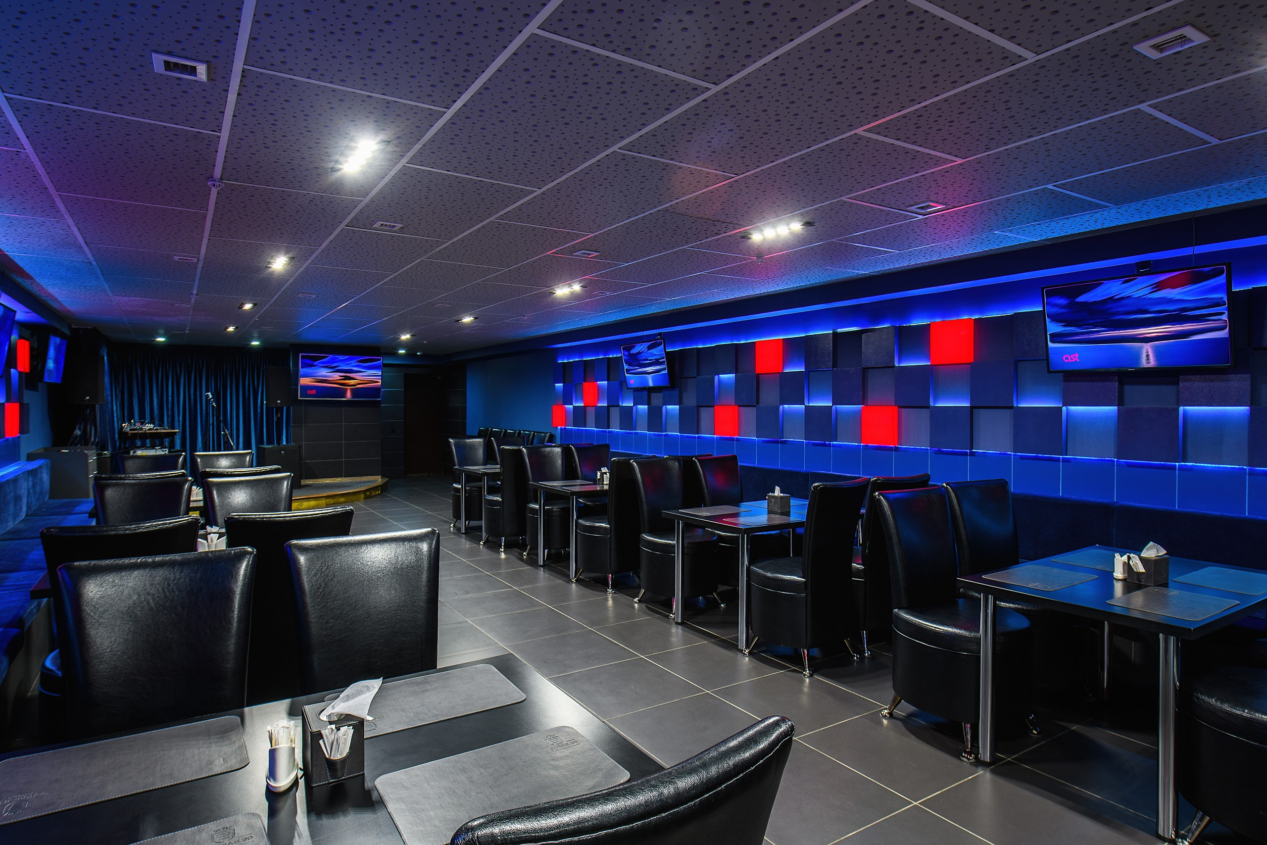 Ресторан. HoReCa. Интерьерная фотография для отелей, ресторанов в стиле Dark & Moody, Минск.