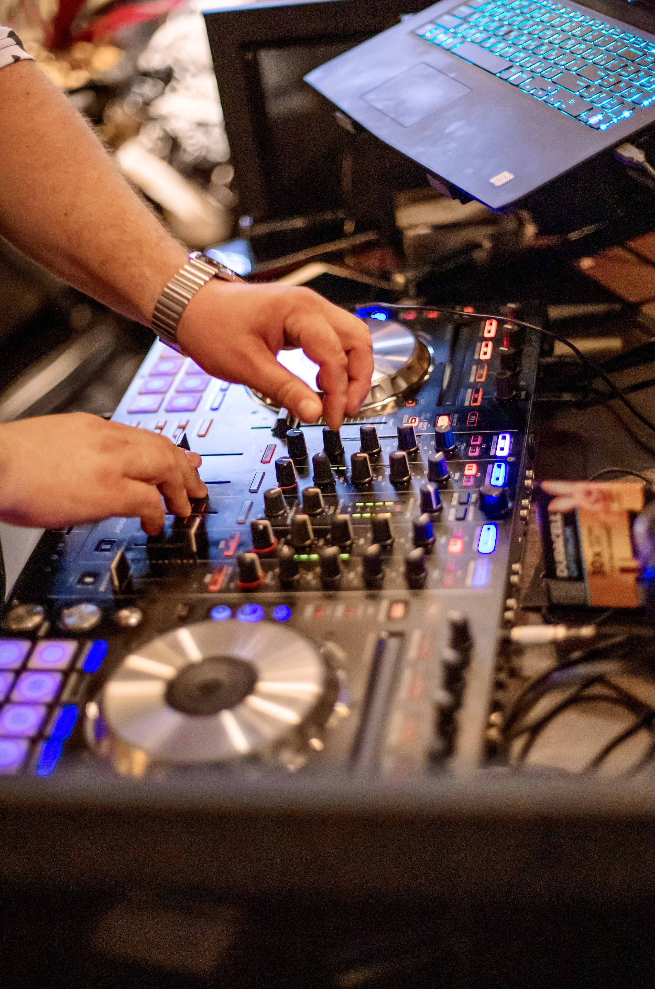 Доверь организацию своего мероприятия Диджею Медведю, и ты не пожалеешь! На практике он уже организовал тимбилдинг для 930 человек. Он также поможет с знакомствами и выходами на звезд Российской и зарубежной эстрады.