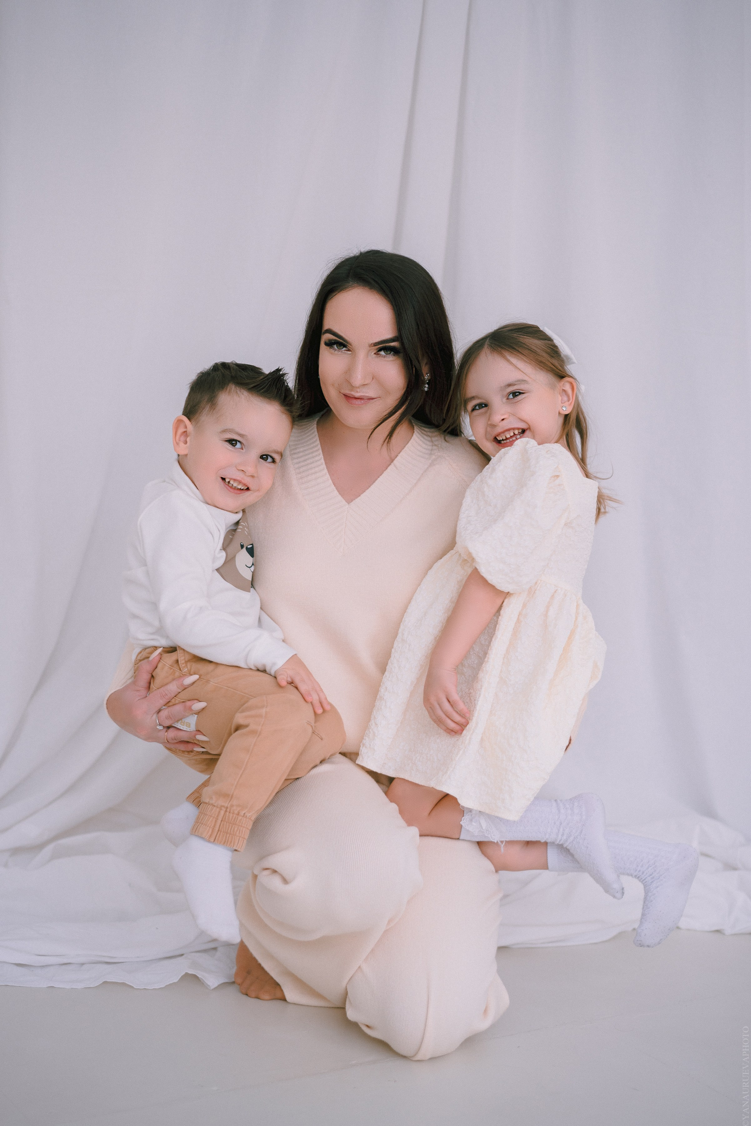 Мама с двумя детьми на белом фоне