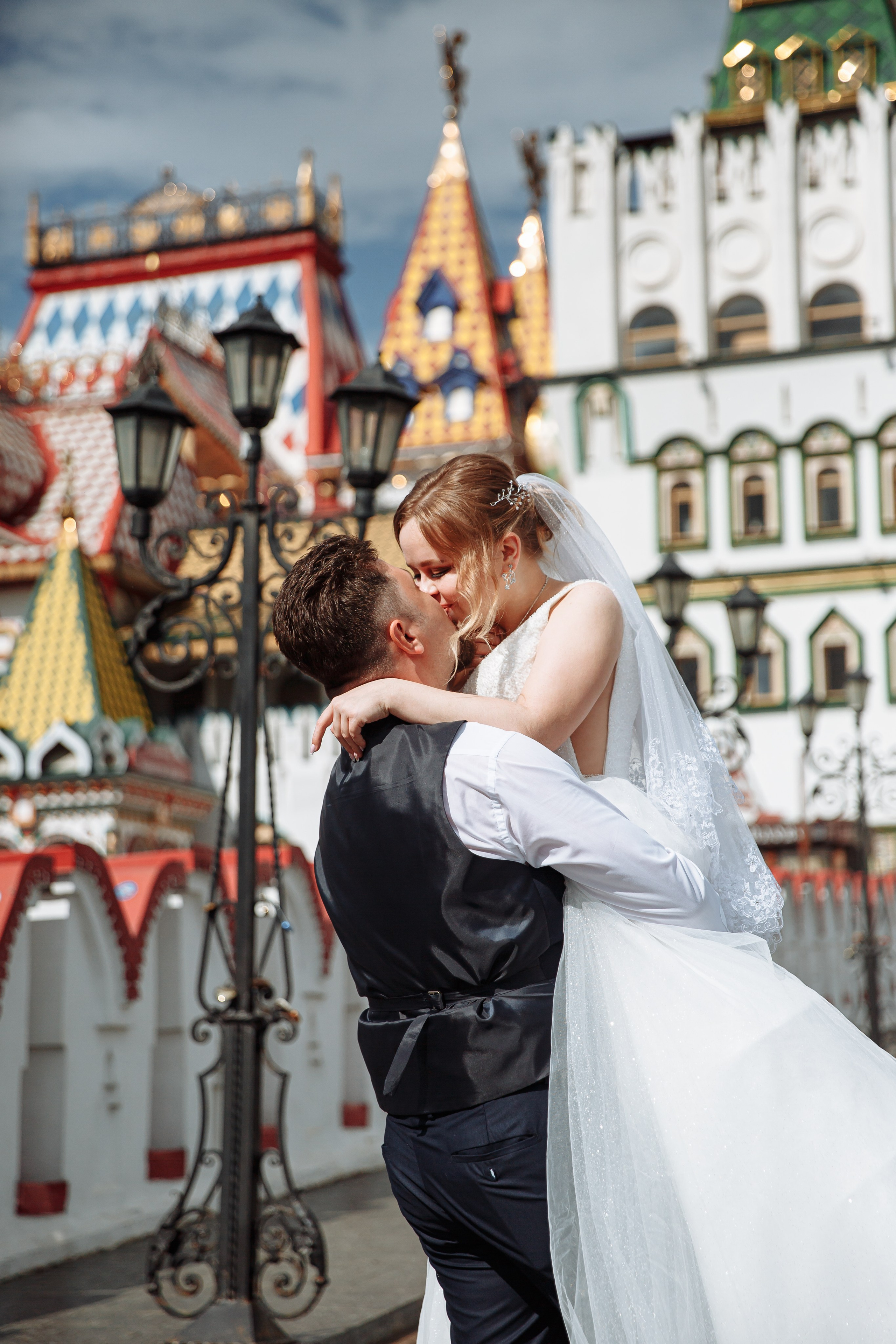 Фотосессия жениха и невесты на фоне Измайловского кремля Москва