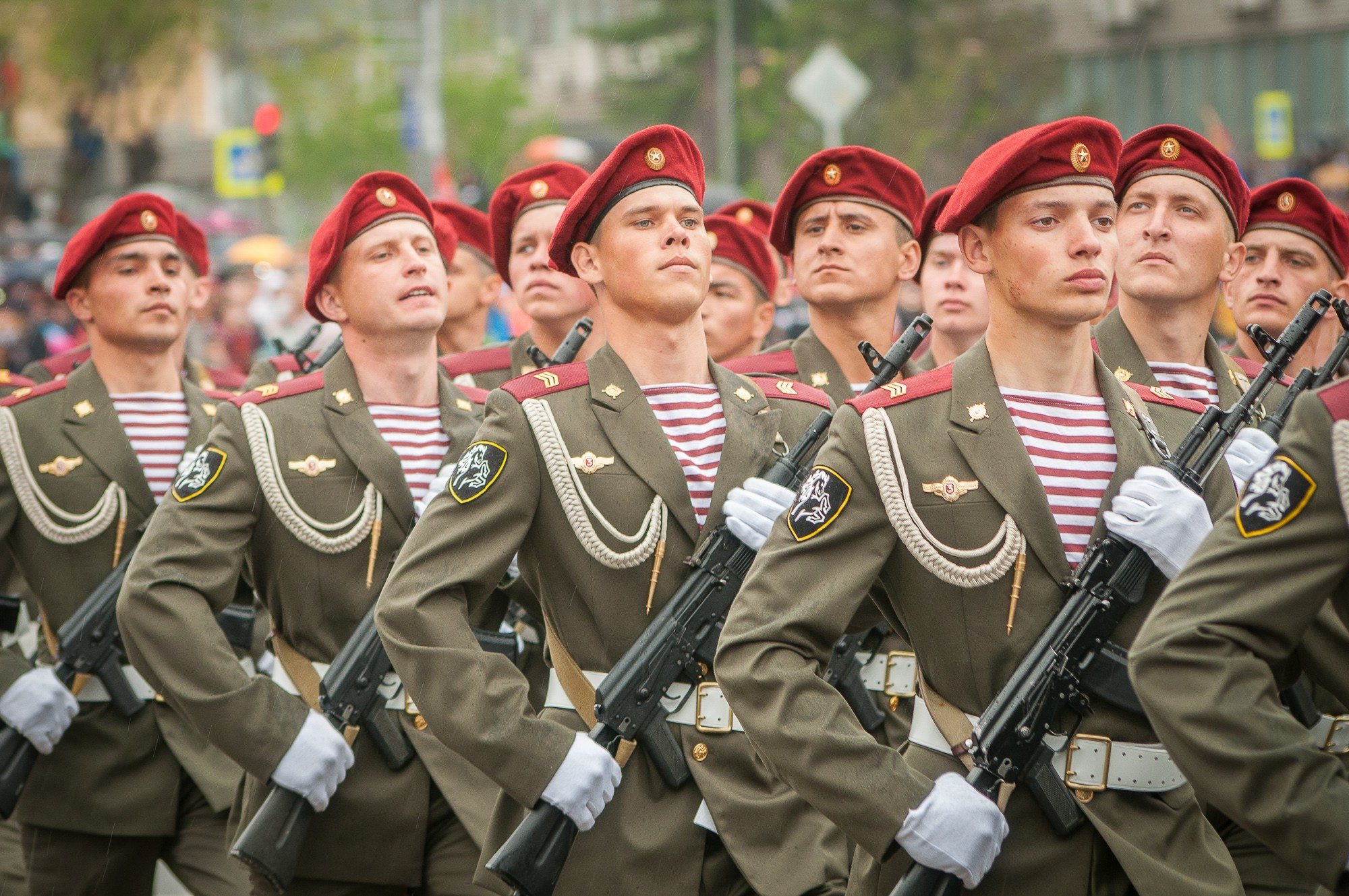 Военные в краповых беретах идут в шеренге на параде