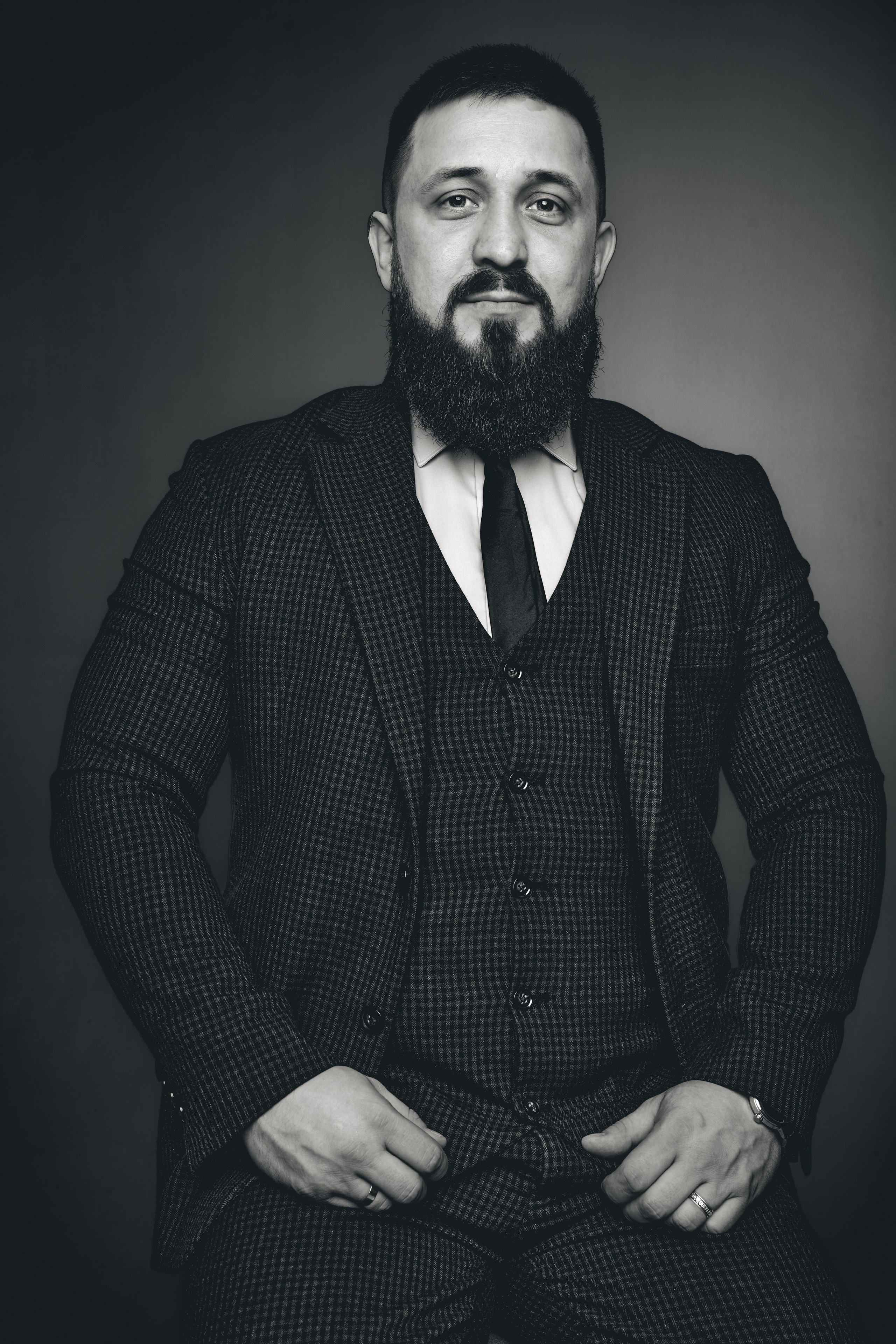 Художественный деловой портрет управляющего партнера юридической фирмы в черно-белом стиле